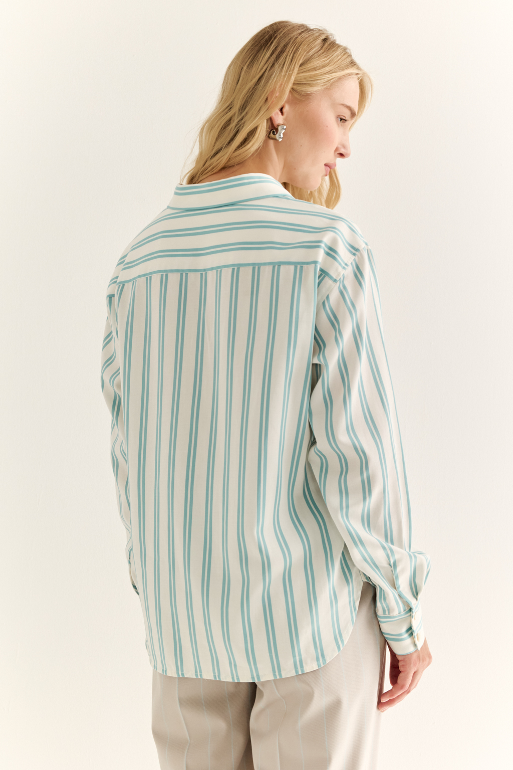 Базовая рубашка с вышивкой в широкую молочно-мятную полоску