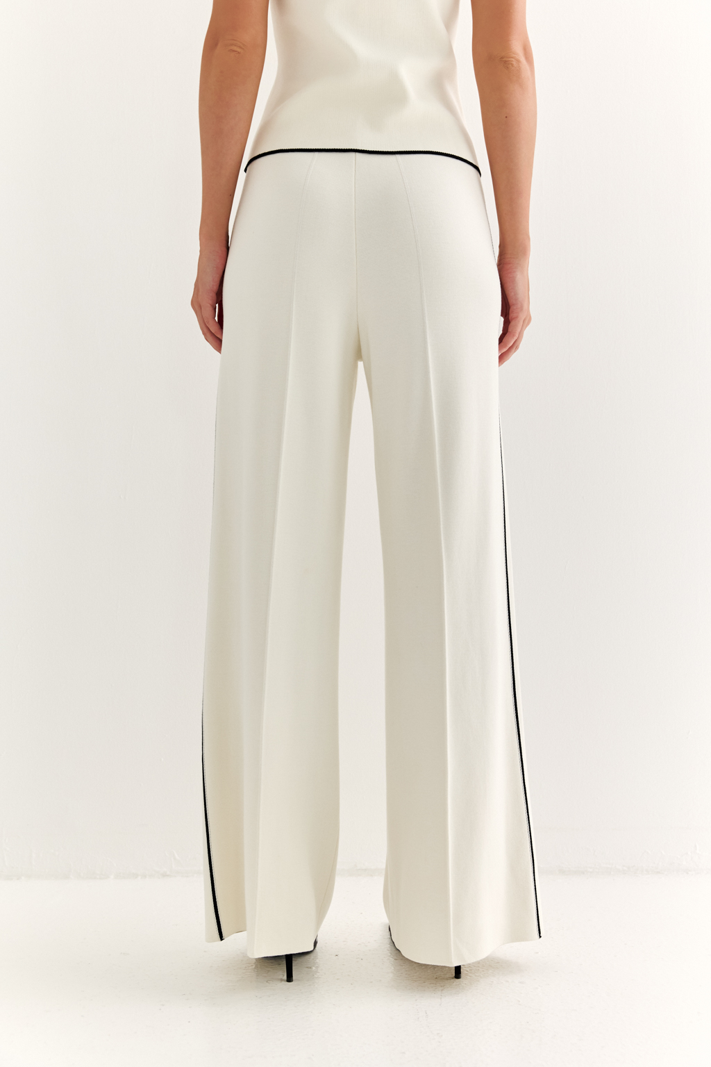 Брюки прямого силуэта со стрелкой и контрастным лампасом.