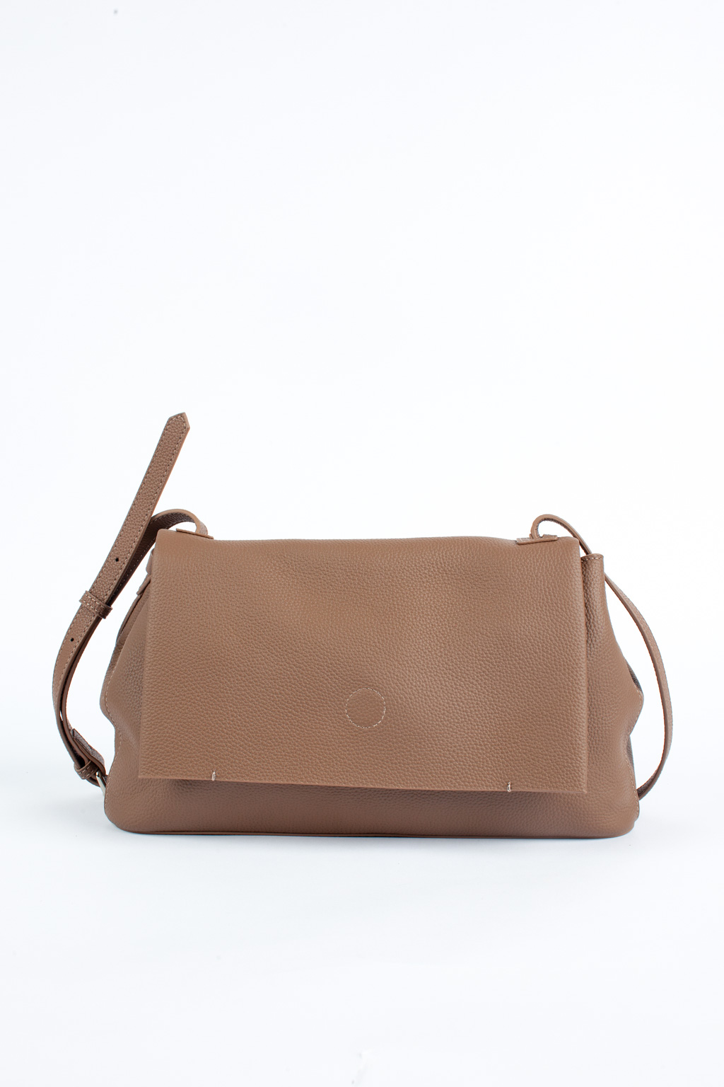 Стильная сумка на плечо в коричневом оттенке выполнена из натуральной зернистой кожи. Сумка закрывается клапаном на магнитную кнопку и на молнию. Внутри 2 отдела, разделенных средником с карманом на молнии. На внутренних боковых стенках есть 3 кармана для мелочей: 2 открытых и на молнии. На тыльной стороне предусмотрен карман быстрого доступа на молнии. В комплекте два съемных ремня для комфортного ношение аксессуара в руке и на плече , ширина 1,5 см и 2,5 см.