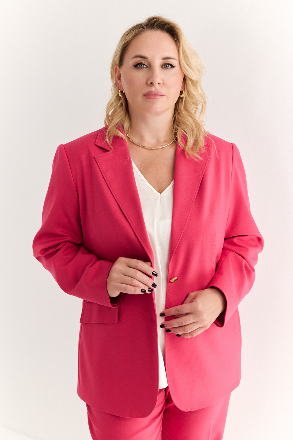 Лаконичное современное колье золотого цвета выполнено из гальванизированного хрусталя и гематита. Идеально для повседневного или вечернего образа. Длина колье регулируется от 33 до 50 см. Фурнитура выполнена из гипоаллергенного сплава со стойким гальваническим покрытием.