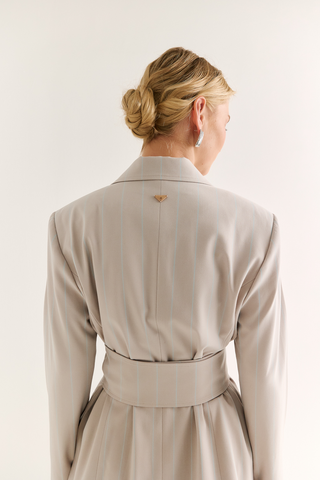 Жакет с поясом-кушаком: мягкая сила и подчёркнутая линия. Этот жакет сочетает в себе структурированную форму и пластичность драпировки. Приталенный силуэт акцентирован широким поясом-кушаком, который завязывается на талии, формируя выразительную линию «песочных часов» и добавляя образу женственности без излишней строгости.
Острые лацканы, аккуратная линия плеч и выверенный крой рукавов делают модель универсальной: для делового дня, кэжуал-комплекта или вечернего выхода. Пояс, завязанный на узел или бант, задаёт настроение и подчеркивает индивидуальность. Гармония формы и мягкости. Жакет, который раскрывает силу через утончённость.