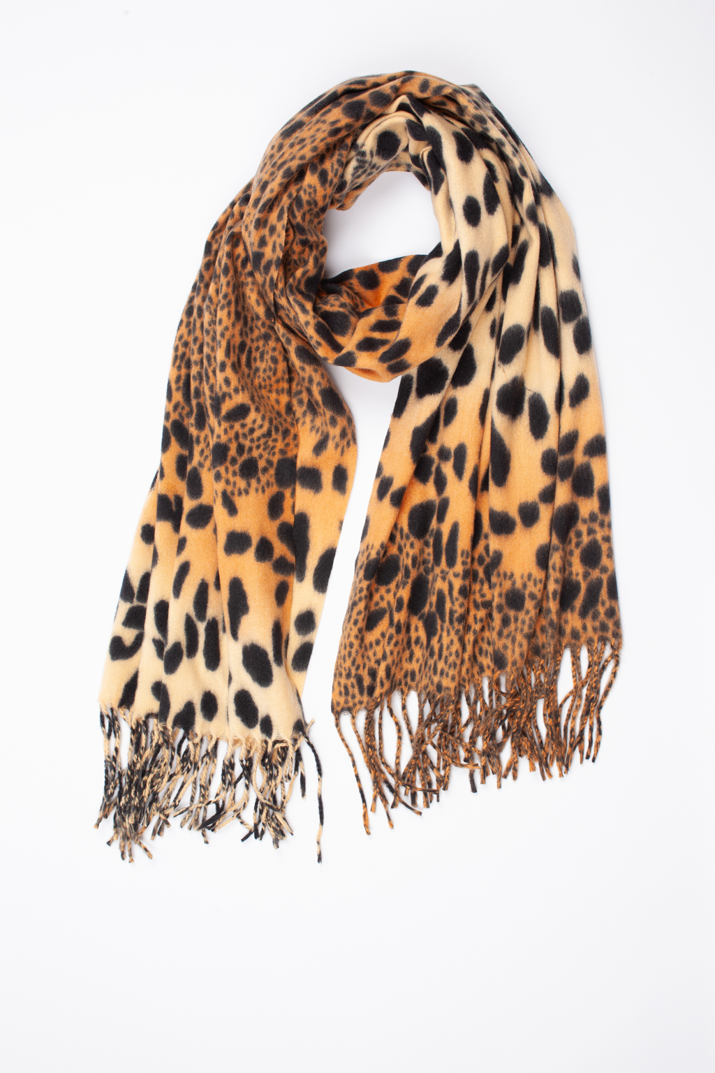 Шарф с анималистичным принтом изготовлен из практичной и приятной на ощупь 100 % вискозы. Изделие согреет в прохладную погоду, защитит от ветра голову и шею, с легкостью адаптируясь к различным комплектам для межсезонья.