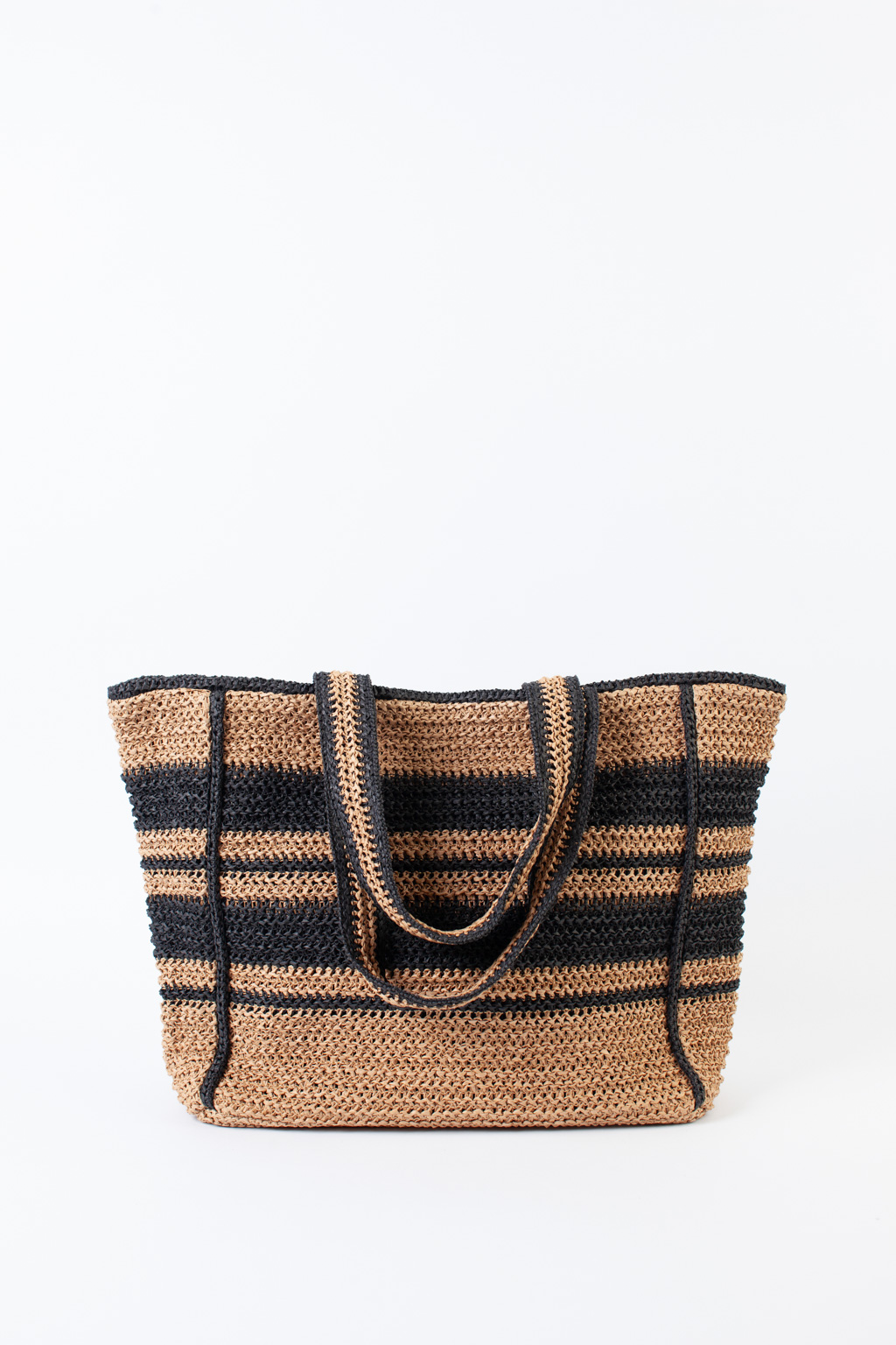 Плетеная сумка из качественной целлюлозы создана для настоящих ценительниц стиля и практичности. Интересный дизайн в виде полоски добавит уникальности своей обладательнице. Вместительного размера сумка имеет внутренний кармашек, тканевый подклад в виде увеличенного мешка, который при желании можно затянуть, чтобы вещи не вываливались Размеры 54*35*17 см