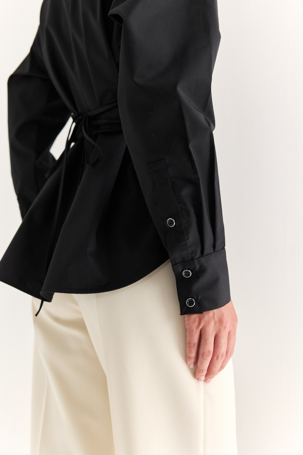 Рубашка со шнуровкой на спинке черного цвета 