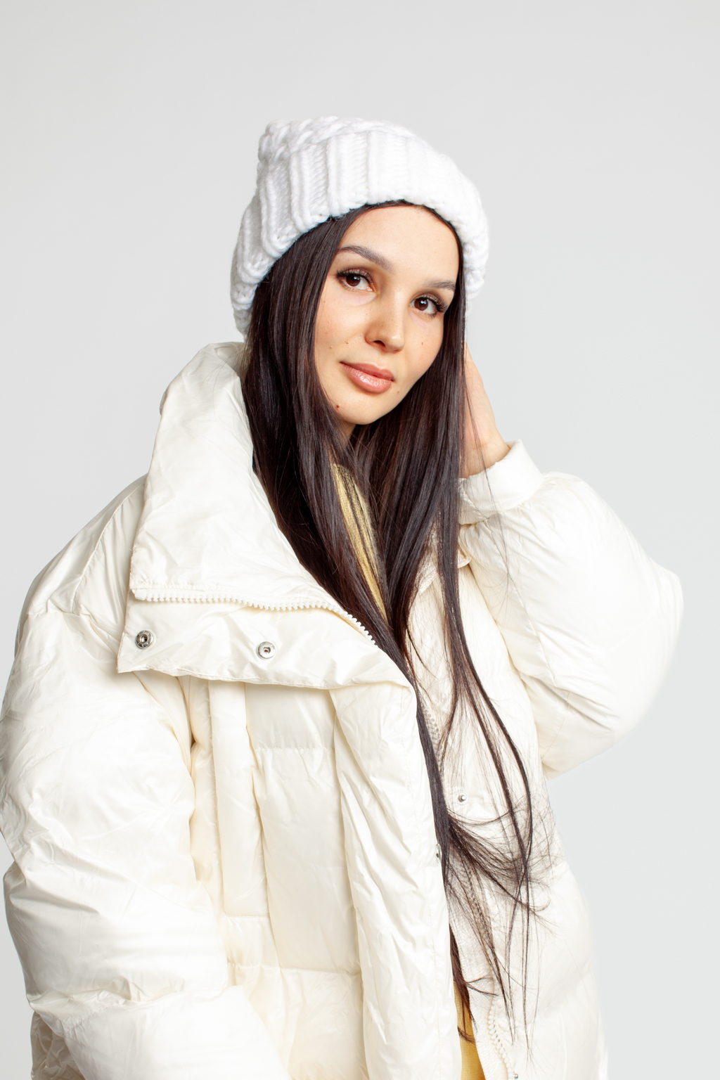 Шапка женская крупной вязки с отворотом. Является совершенным аксессуаром для утепления в осенний и зимний сезон, на флисе.