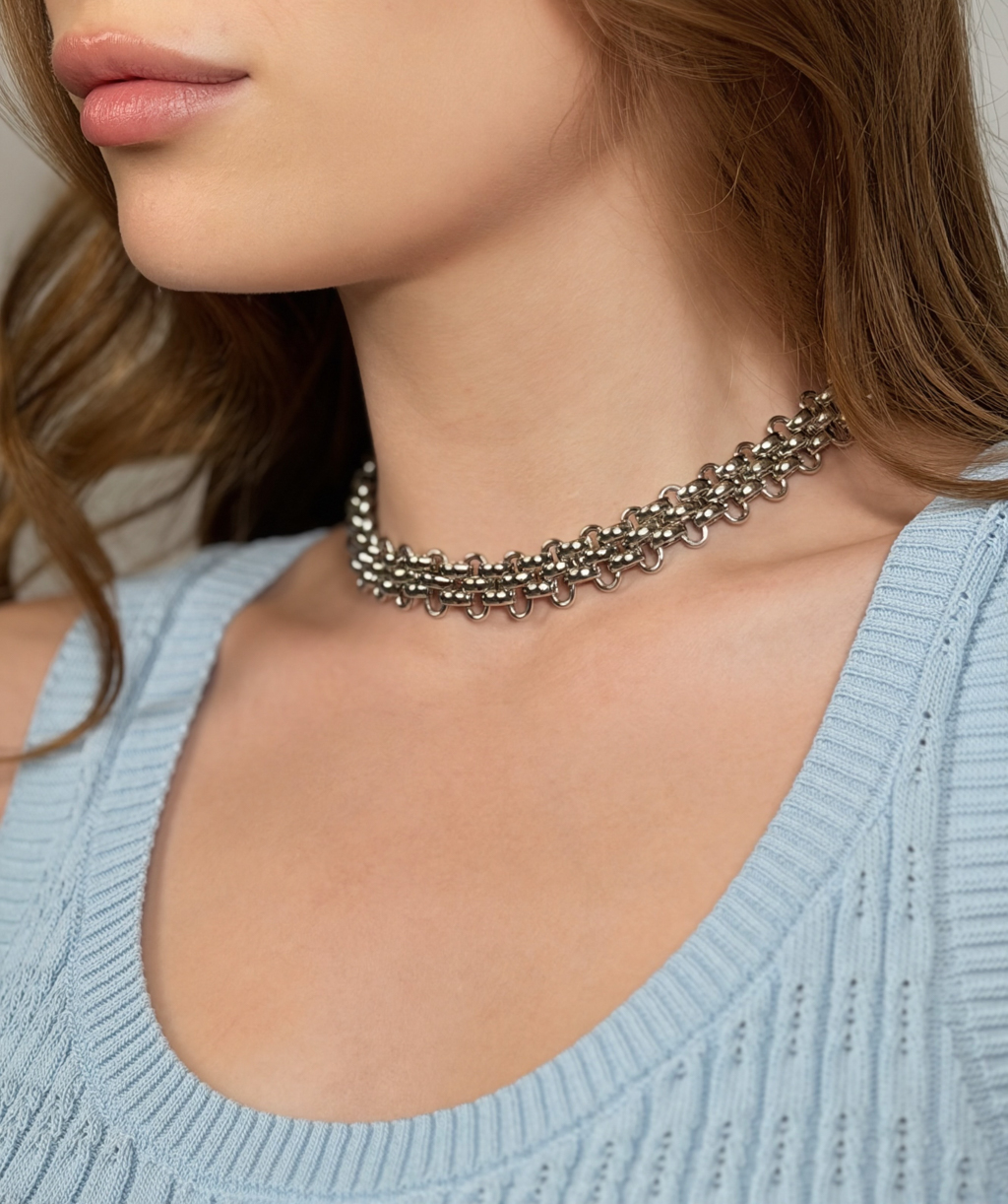 Стильное колье на шею выполнено из гипоаллергеннего медицинского бижутерного сплава высокого качества, что делает его подходящим даже для чувствительной кожи. Длина изделия 35 см + регулировочная цепочка 7 см.