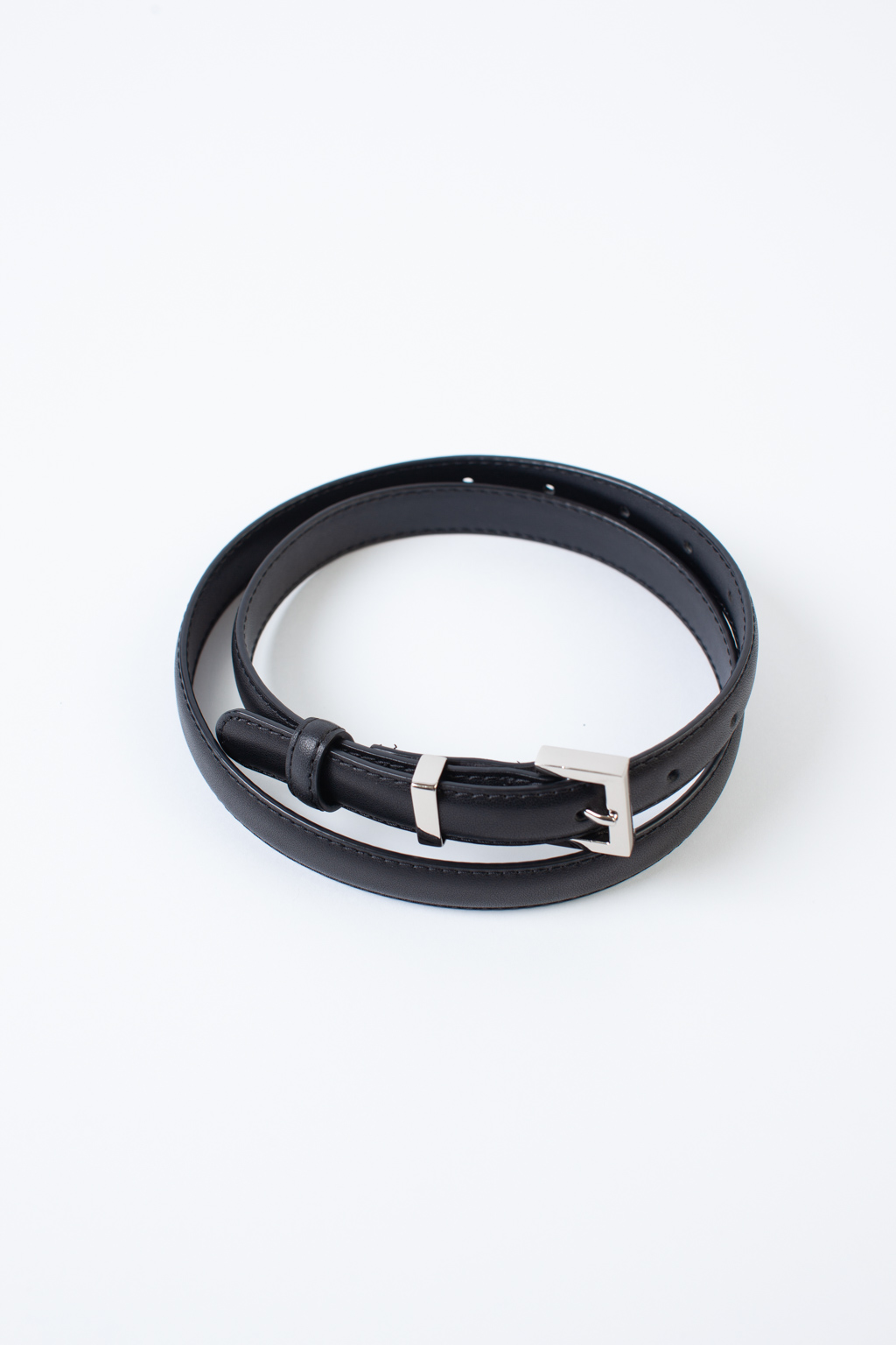 Ремень из натуральной кожи  с серебрянной пряжкой. Длина ремня 1,1 м, ширина 1,9 см.