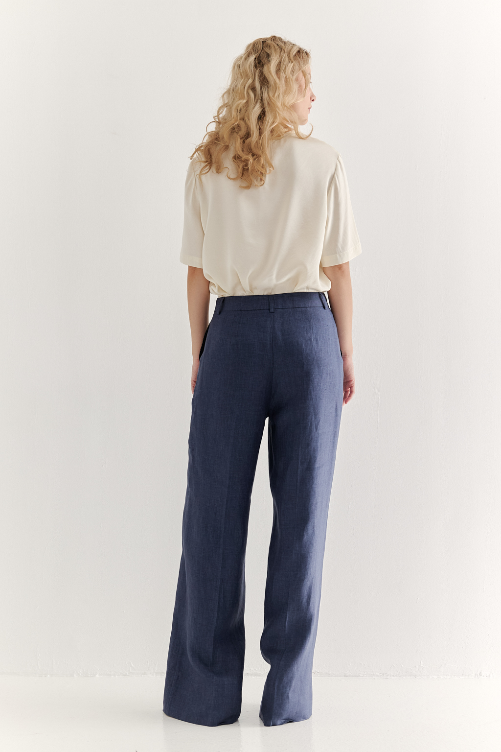 Эти брюки прямого силуэта созданы для абсолютного комфорта и расслабленной элегантности. Выполненные из ткани премиум-класса в шоколадном оттенке, они дарят невероятное ощущение мягкости и комфорта. Состав: стопроцентный лен с эффектом air wash. В дизайне этих брюк нашли отражение элементы мужского кроя: застёжка-гульфик, пояс со шлевками и удобные карманы. Входы в карманы отделаны с помощью декоративного петельного шва.  Широкая подгибка позволяет регулировать длину брюк посредством отворота-манжета, создавая элегантный акцент по низу. Брюки идеально дополнят городской look с льняным жакетом и трикотажем.