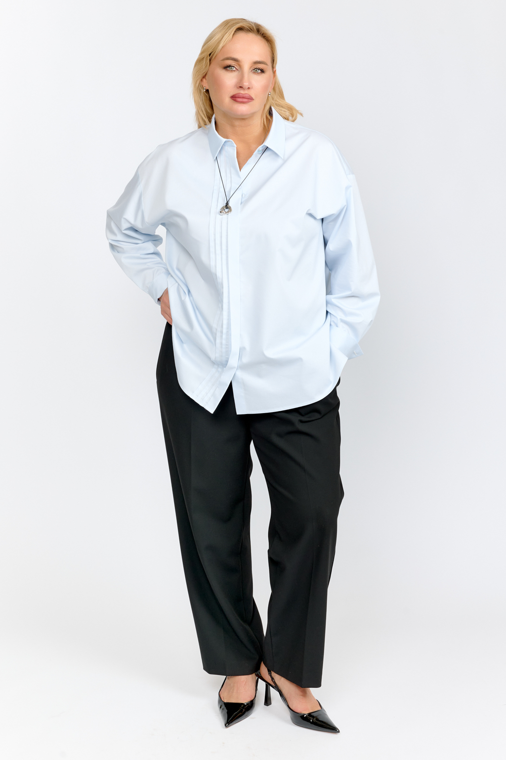 Рубашка оверсайз силуэта с застроченными складками по полочке.