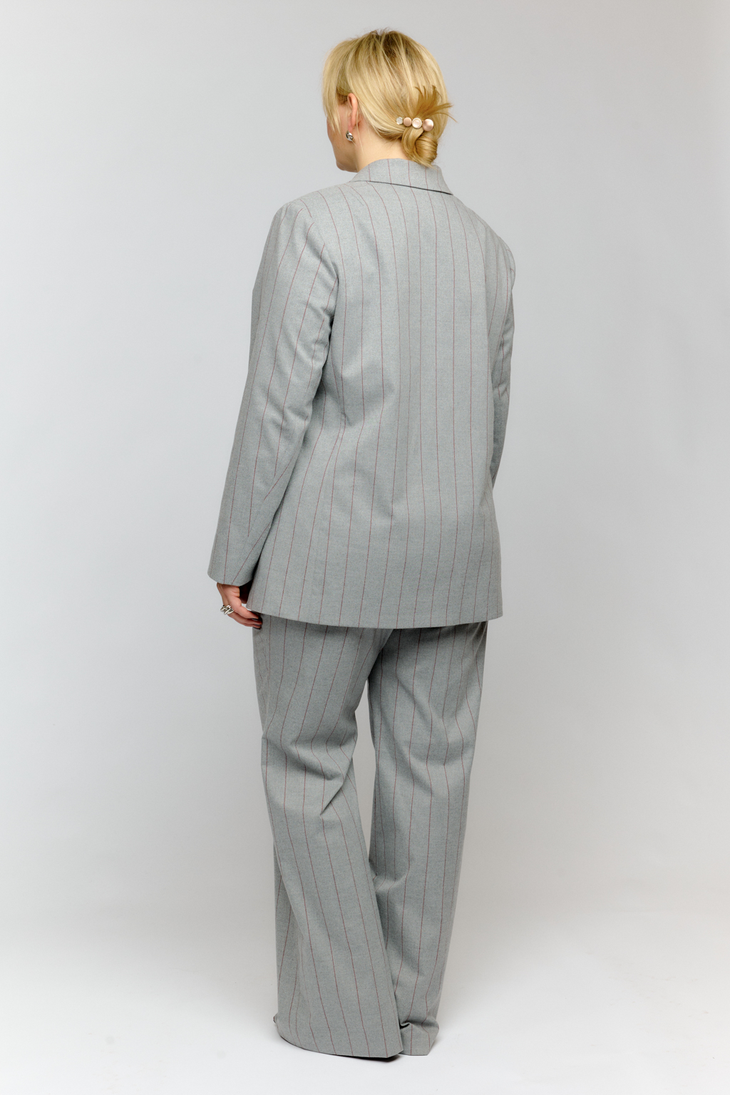 Жакет полуприлегающего силуэта с декоративными разрезами по боковым швам. Приталивается за счет пояса.