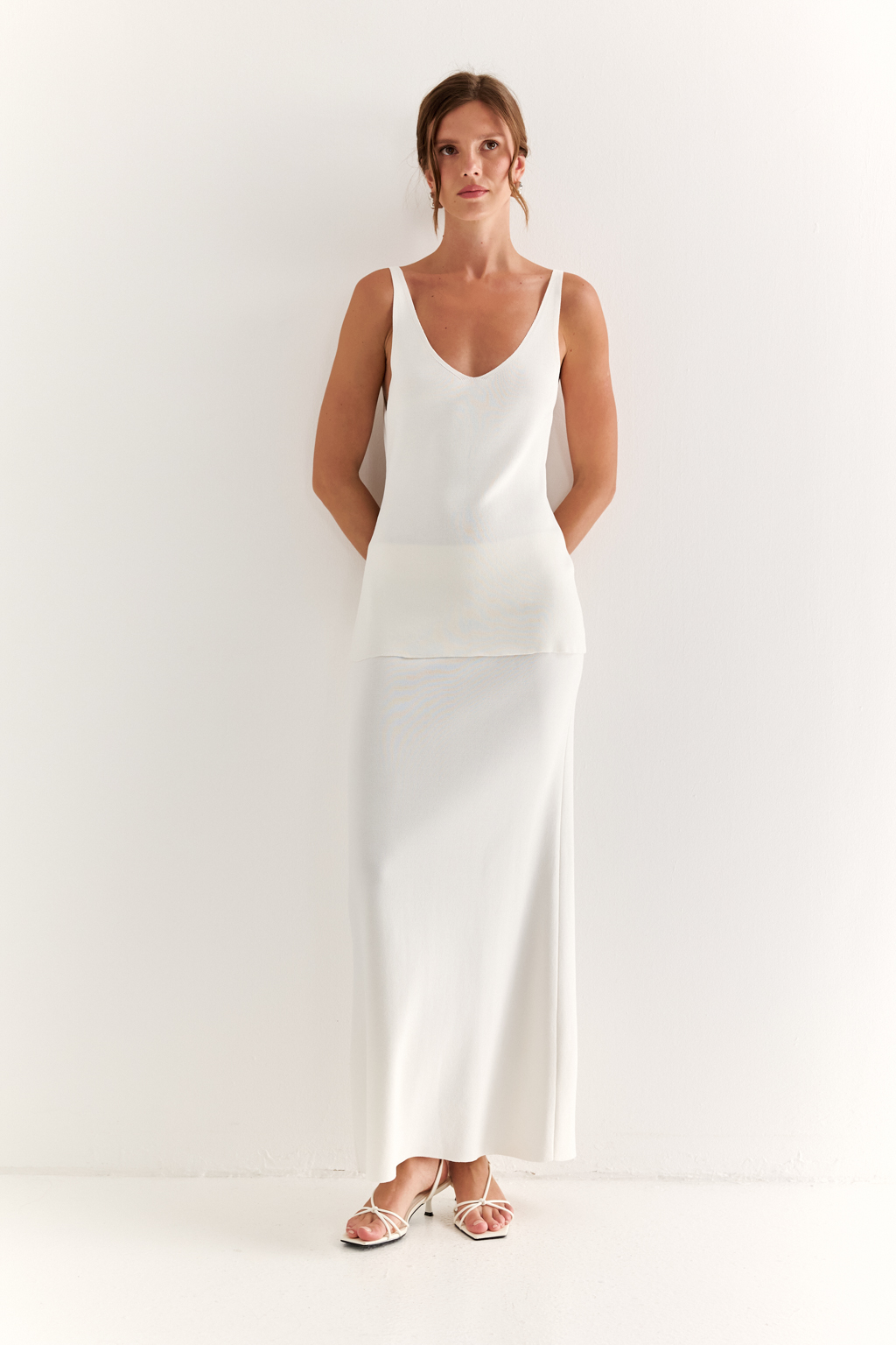 Топ с V-образным вырезом горловины.