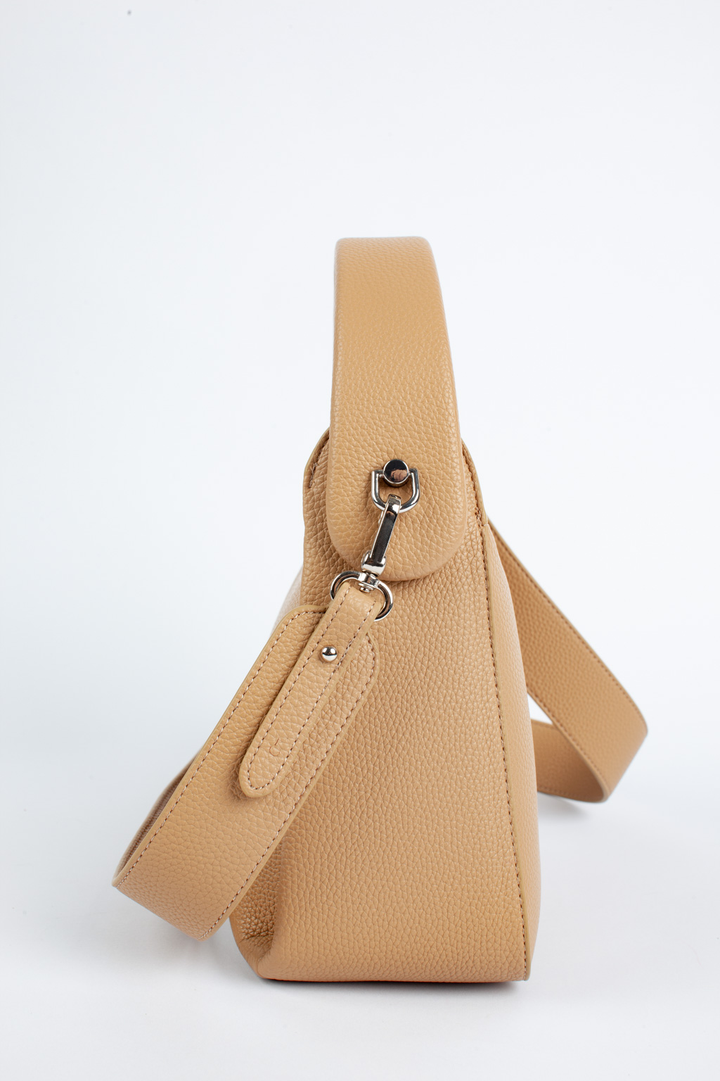 Роскошная сумка-тоут выполнена из зернистой экокожи. Простая форма этой сумки и  лаконичный дизайн подчеркнут Ваш вкус и стиль. В сумке используется прочная магнитная застежка, которая не выцветает и защищает содержимое внутри. Для производства использовалась зернистая экокожа высокого качества, приятная на ощупь. Идеально впишется в любой образ. Размеры сумки: 24*14*10 см