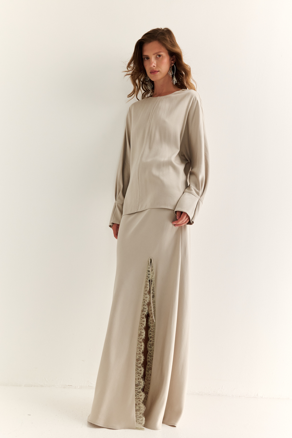 Блуза с цельнокроеными рукавами со складкой по манжету и V-образным вырезом по спинке.