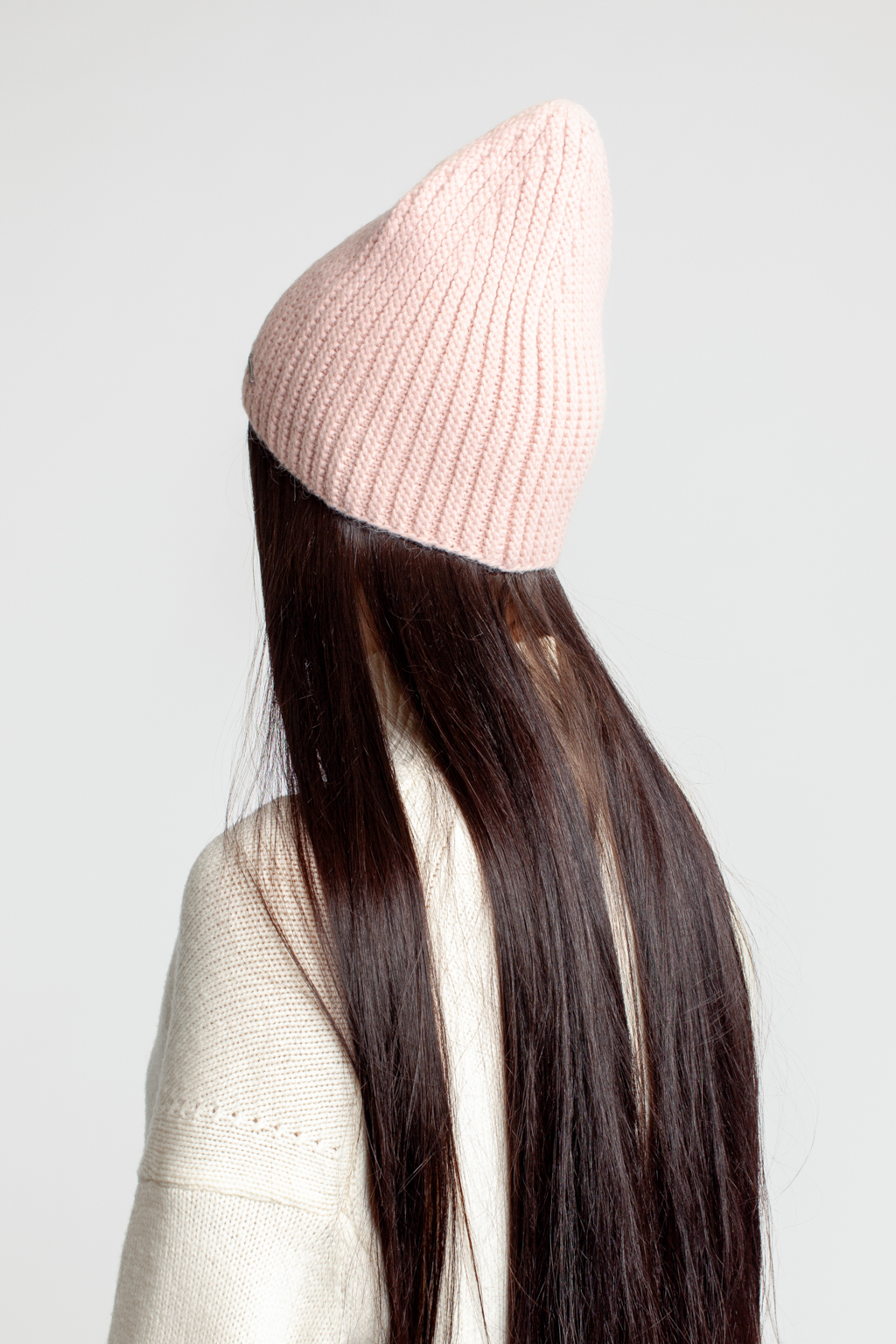 Шапка женская без отворота. Теплый и стильный головной убор для утепления в осенний и зимний сезон.