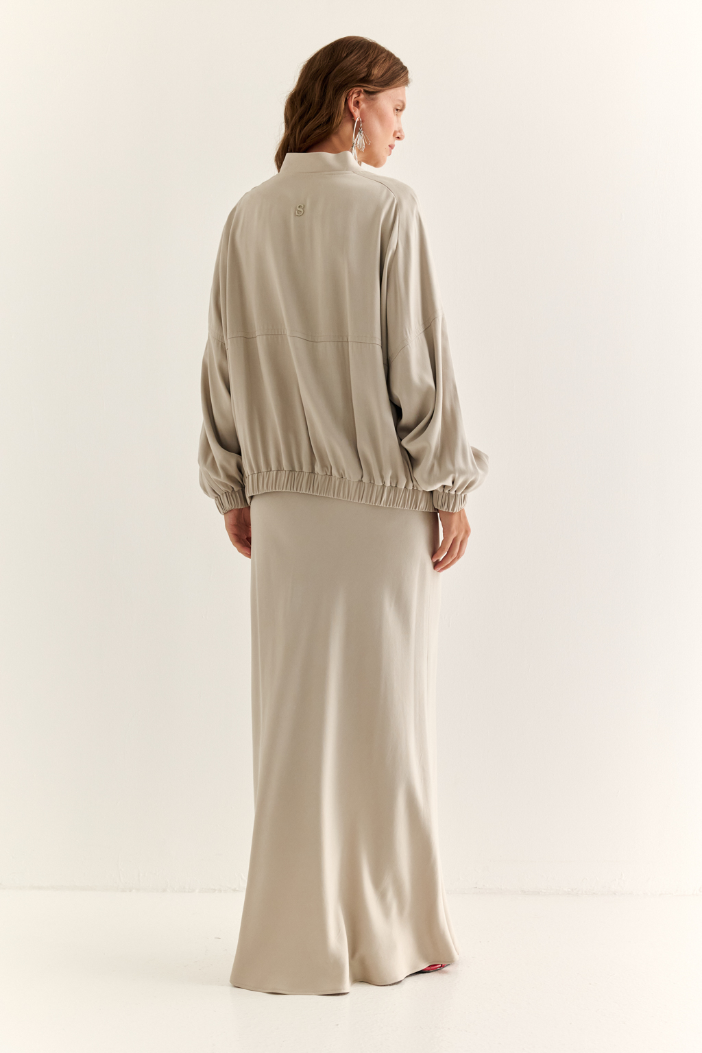 Бомбер из лиоцелла: лёгкость, комфорт и актуальный силуэт

Современный взгляд на классику. Этот бомбер выполнен из лиоцелла — дышащего и приятного к телу материала, который обеспечивает комфорт в течение всего дня. Мягкая текстура ткани создаёт расслабленное ощущение, а силуэт с объёмными рукавами и эластичной отделкой на манжетах и по низу добавляет динамики.

Лаконичный крой и аккуратные детали делают модель универсальной — бомбер легко впишется как в спортивный, так и в городской образ. Отличный выбор на каждый день: от прогулок до офисных будней в стиле casual.

Эко-осознанность в модном формате. Комфорт, который выглядит стильно.