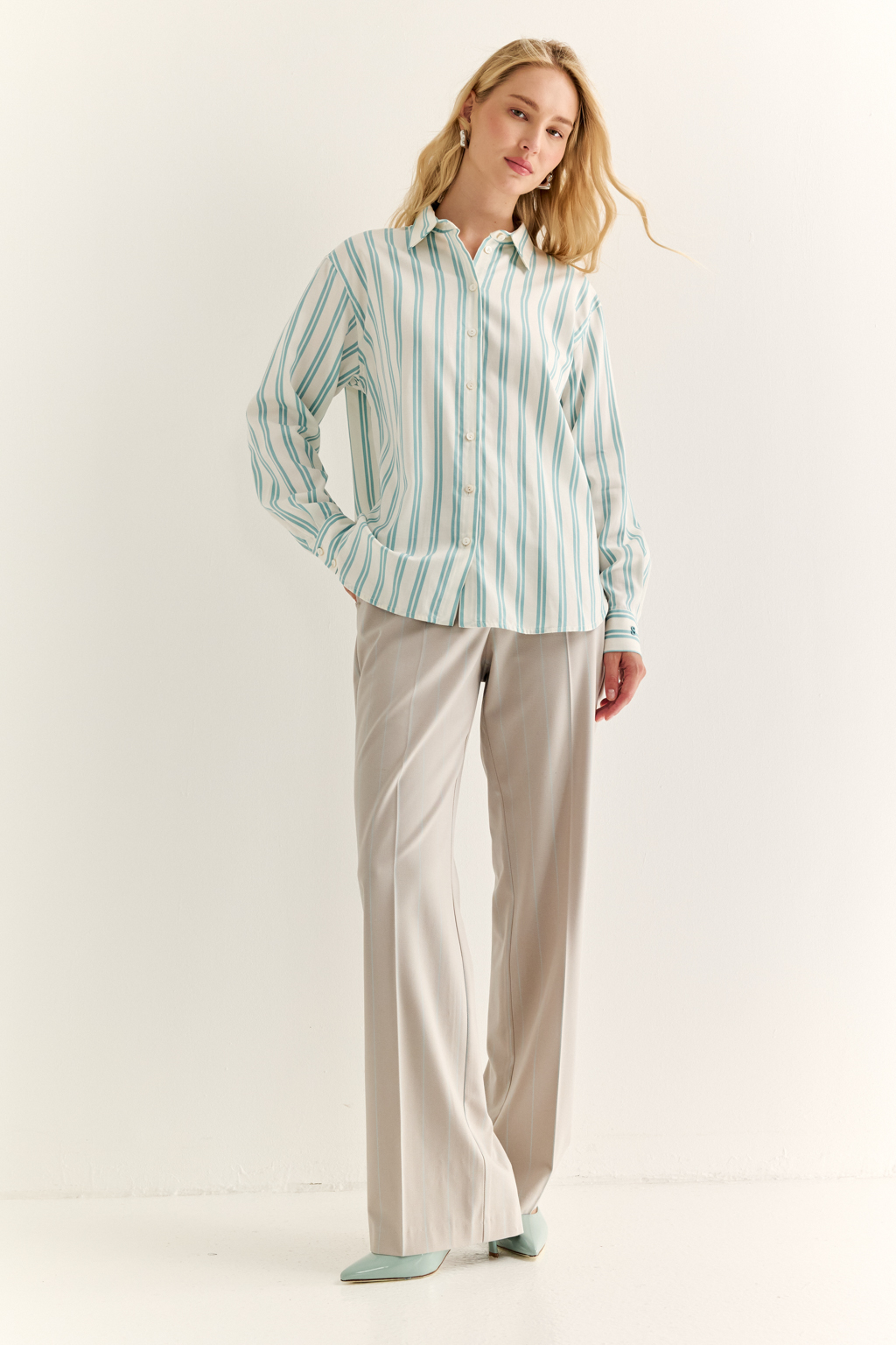 Базовая рубашка с вышивкой в широкую молочно-мятную полоску