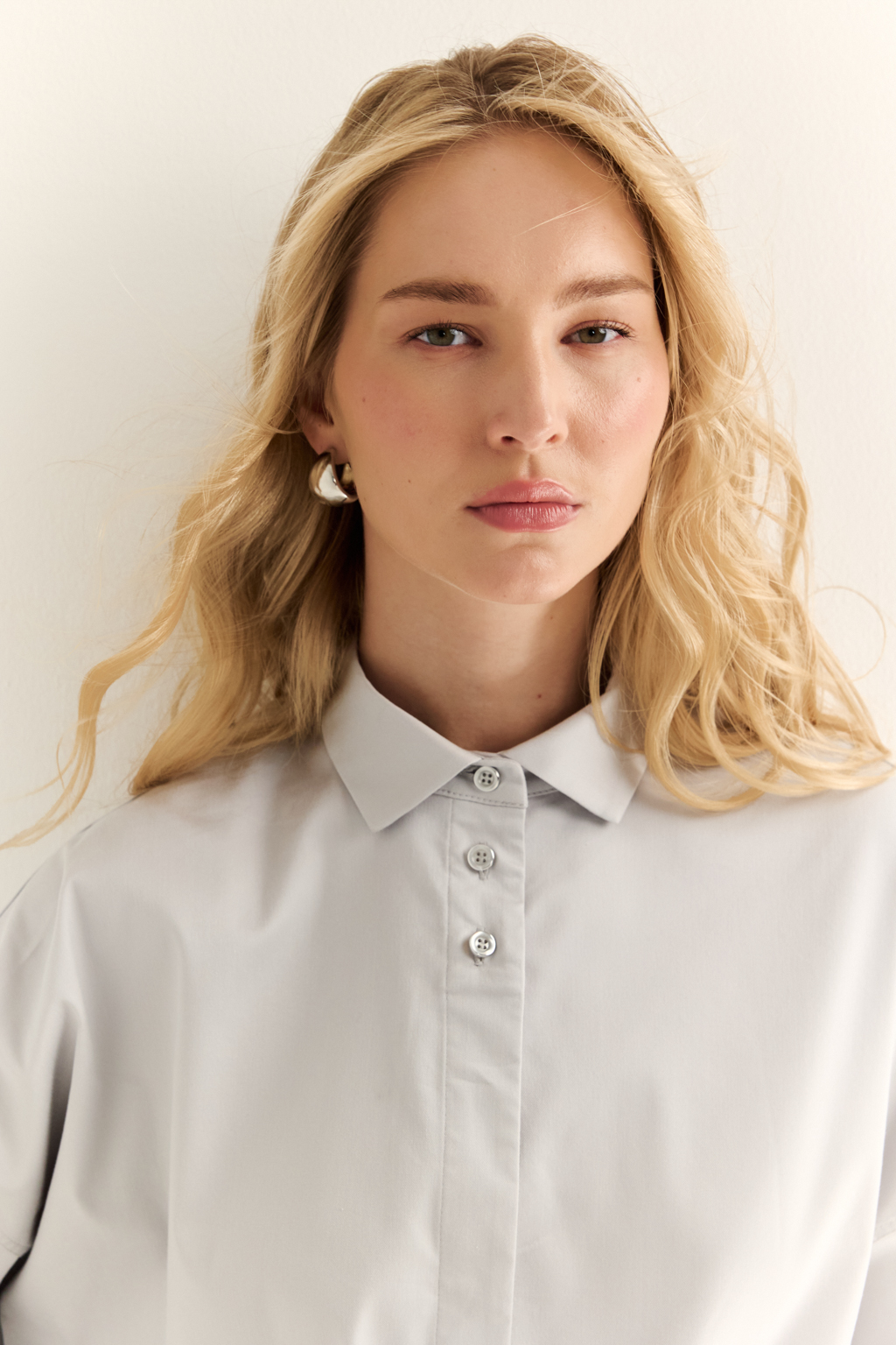 Oversize-рубашка: свобода в форме, точность в деталях

Эта укороченная oversize-рубашка — воплощение современного кроя и функционального стиля. Объёмные рукава с манжетами, акцентная застежка и выразительная спинка с декоративными элементами придают образу архитектурность и остроту. Маленький воротник и прямой  крой делают модель универсальной — от smart casual до модного street style.

Носите как самостоятельную вещь или как верхний слой поверх топа и платья. Особенно эффектно сочетается с брюками-карго, юбкой на высокой талии или джинсами.

Для тех, кто выбирает стиль с воздухом