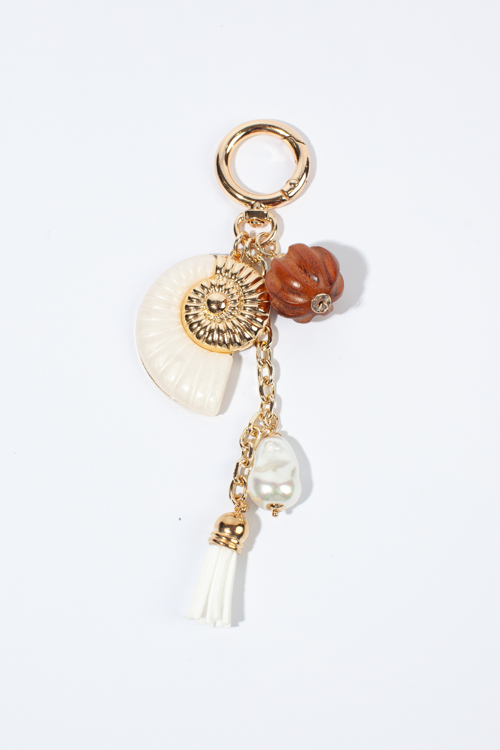 Позвольте раскрыть свой стиль в полной мере. Выполненный вручную, этот уникальный дизайнерский брелок подарит настроения образу и добавит уникальности своей обладательнице. Украшение изготавливалось из натурального дерева, майорки, акрила и гипоаллергенного металла.