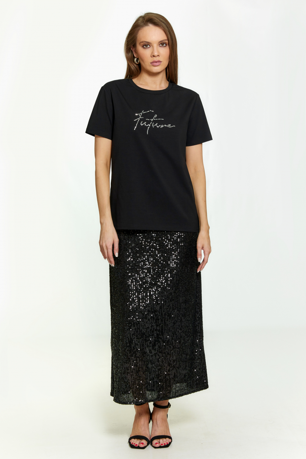 Футболка свободного силуэта с  короткими рукавами. По полочке термо декор.