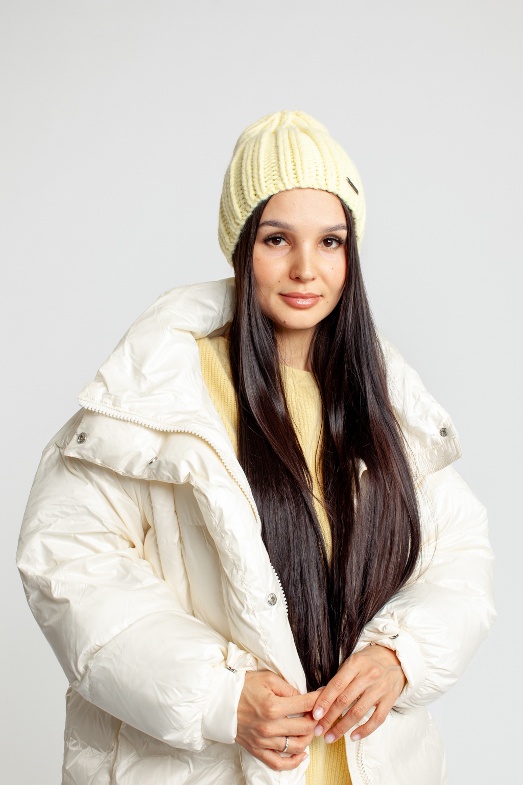 Шапка женская без отворота. Теплый и стильный головной убор для утепления в осенний и зимний сезон.