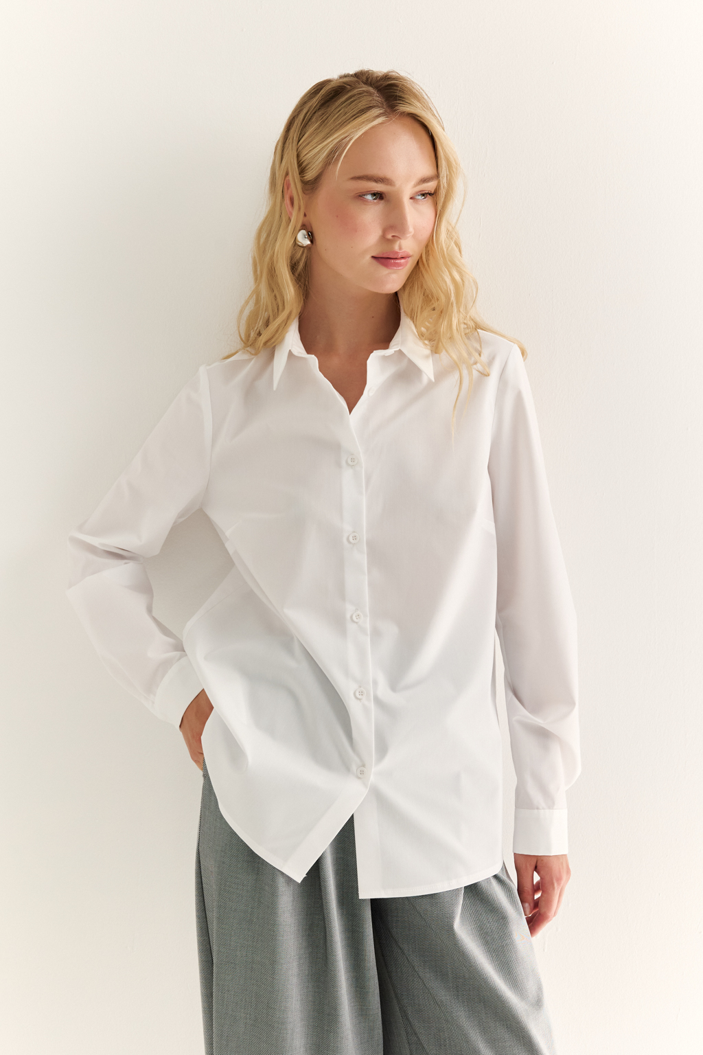 Базовая рубашка в белом цвете