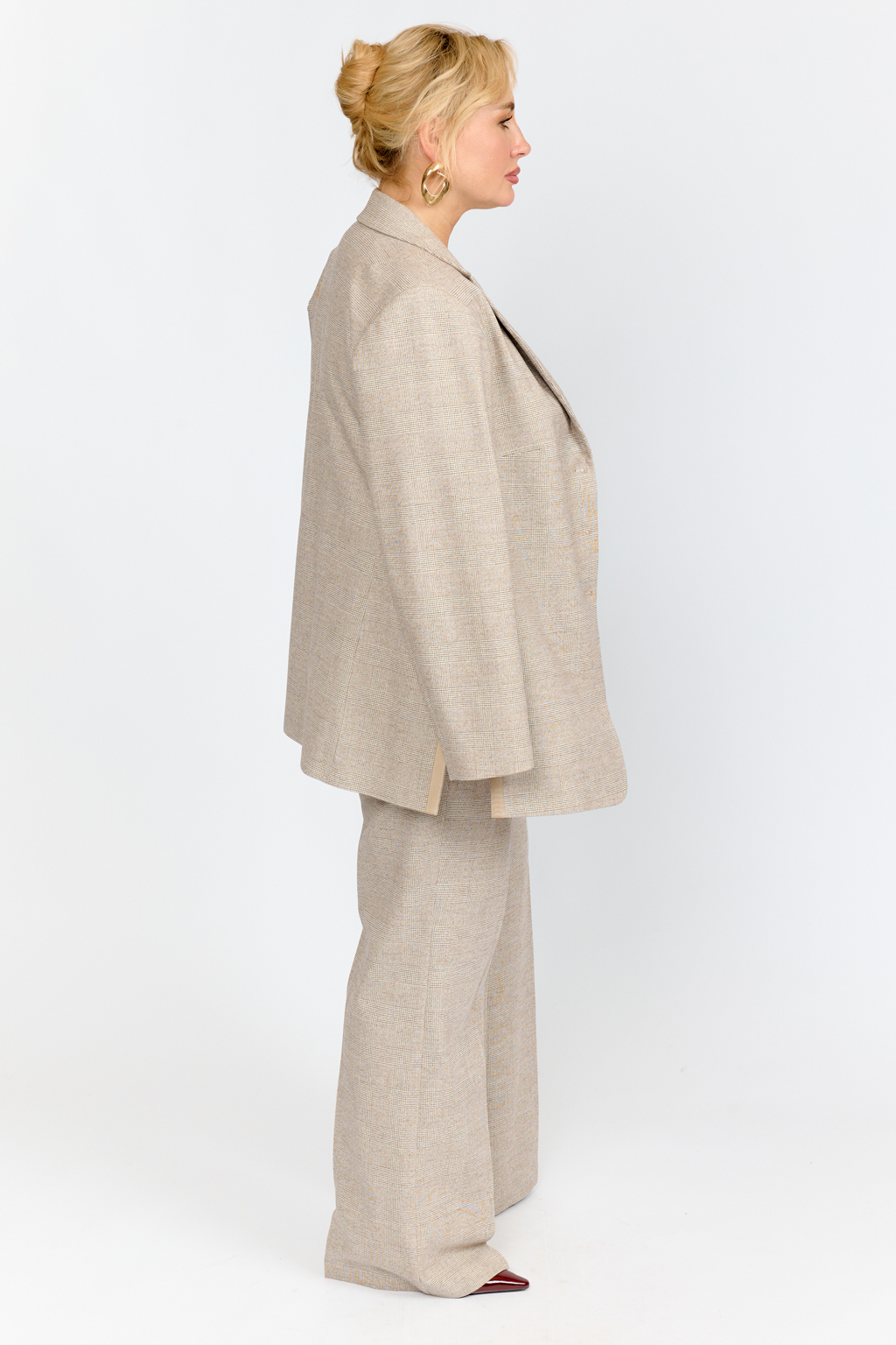 Жакет полуприлегающего силуэта с декоративными разрезами по боковым швам. Приталивается за счет пояса.