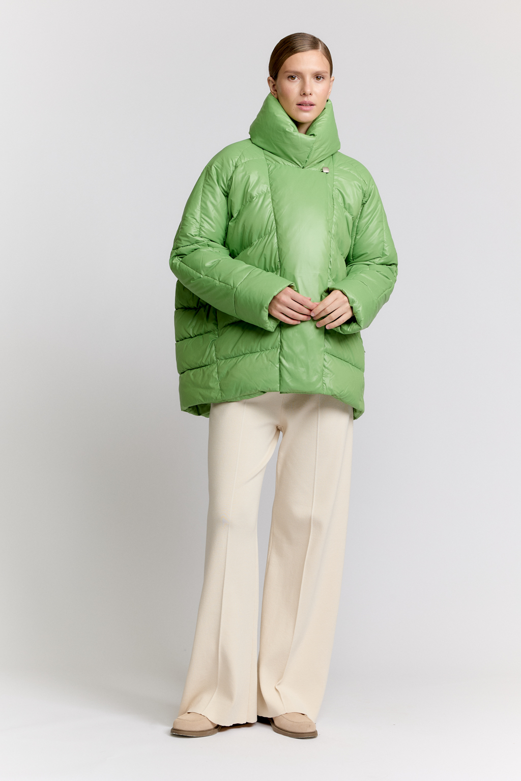 Пуховик оверсайз силуэта со спущенным плечом и высоким воротником стойкой в цвете зеленой мяты. Ассиметричная застежка на магниты и пуговицу.Длина до середины бедра.