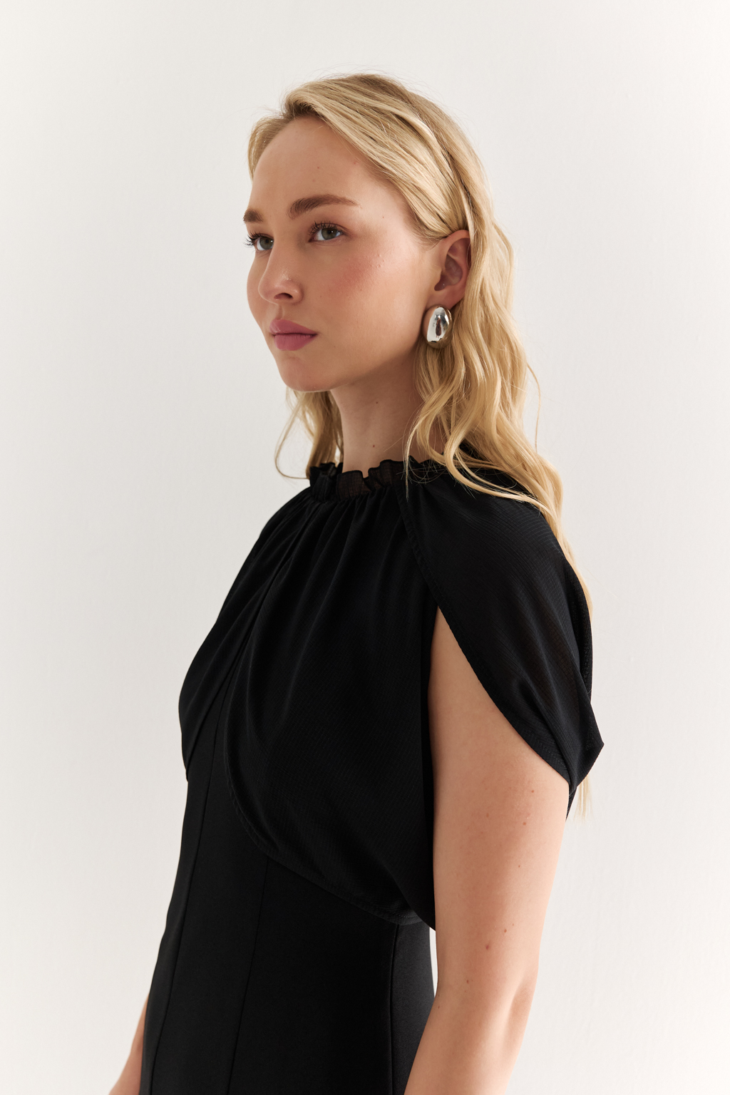 Платье с эффектом лепестков и шифоновой драпировкой: утончённая женственность в движении

Это платье словно создано для того, чтобы подчеркнуть красоту силуэта и придать образу воздушности. Драпировка на плечах из полупрозрачного шифона формирует эффект лепестков, мягко окутывая верх и придавая образу лёгкость, загадочность и изысканность.

Приталенный крой с расклешённой нижней частью визуально вытягивает фигуру и подчёркивает талию. Шифон не только добавляет деликатной динамики, но и создаёт выразительный контраст с плотной основной тканью, подчеркивая архитектуру платья.

Идеально подойдёт для вечерних выходов, приёмов и особых событий, где важна не только элегантность, но и уникальность подачи.

Воздушная графика. Платье, в котором ткань говорит языком чувственности.