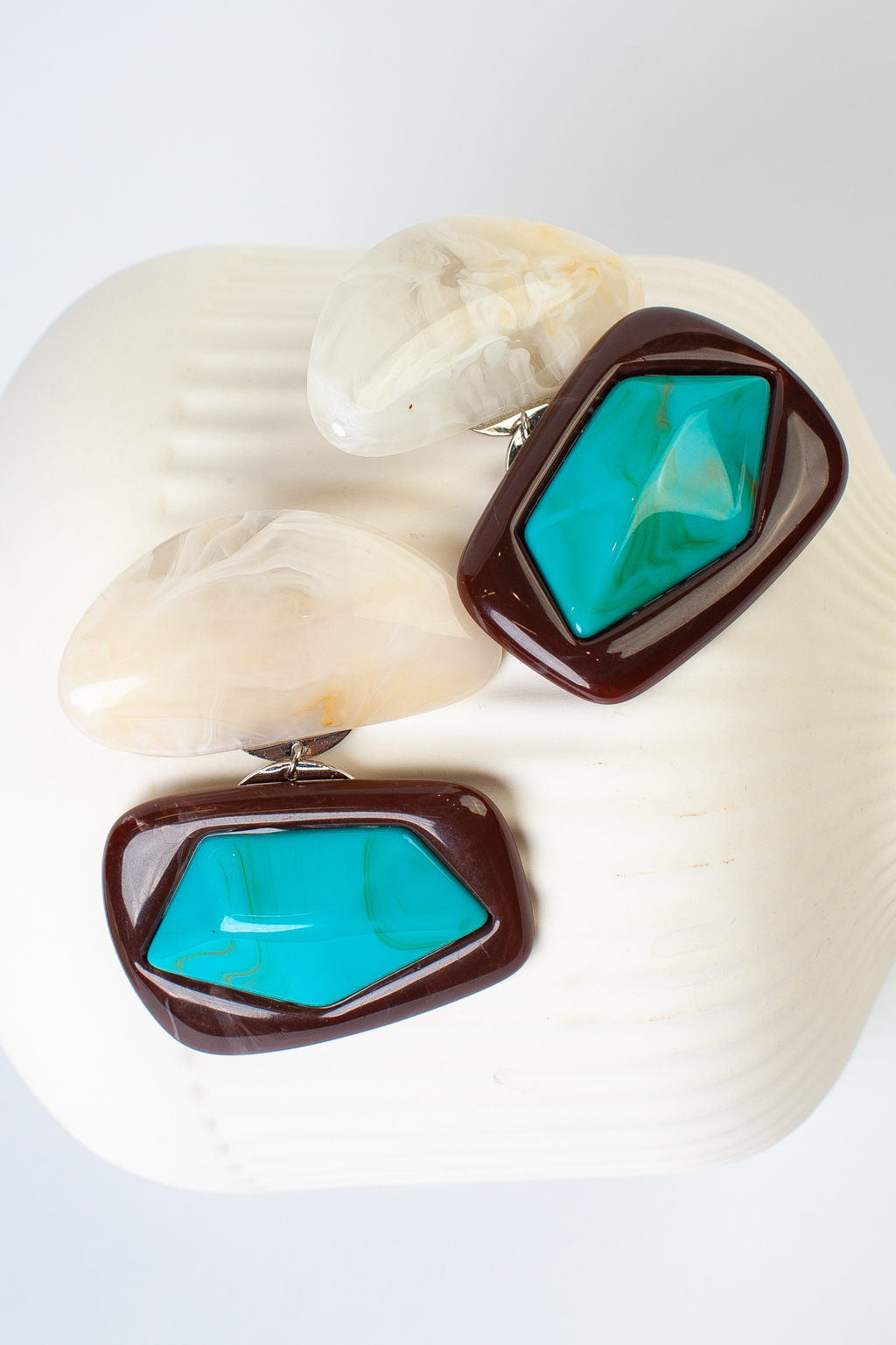 Серьги винтажные, геометрической формы. Выполнены из гипоаллергенного сплава и акрила.