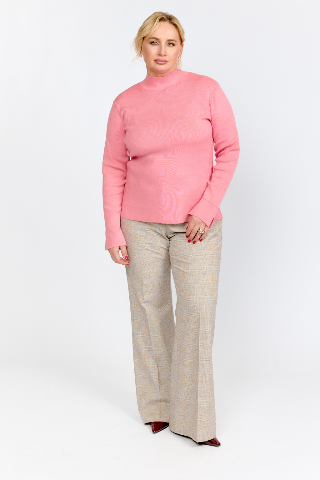 Джемпер приталенного силуэта с воротником стойка. Рука длинный, разрезы на манжетах.