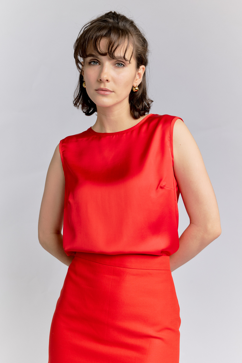 Блуза свободного прямого кроя.