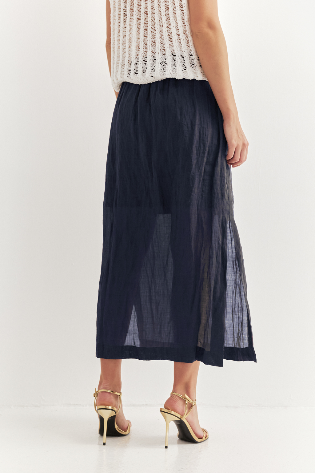 Универсальная прямая юбка отличается свободой кроя, позволяющей создать на её поверхности неповторимый крэш-эффект. Изготовленная из стопроцентной крапивы цвета деним, она обладает уникальной текстурой и естественной элегантностью. Эластичный пояс и разрезы в боковых швах обеспечивают оптимальный комфорт и удобство в движении. Эта юбка станет идеальным дополнением к жакетам из крапивы, льна и хлопка, а также прекрасно сочетается с трикотажными топами, создавая гармоничный и стильный образ. Для сохранения безупречного внешнего вида рекомендуется хранить платье в свернутом виде.