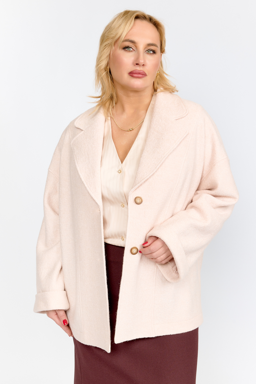 Полупальто с английским воротником свободного оверсайз кроя со спущенным рукавом и застежкой на 2 пуговицы. Длина до середины бедра. На спике вышивка "S".