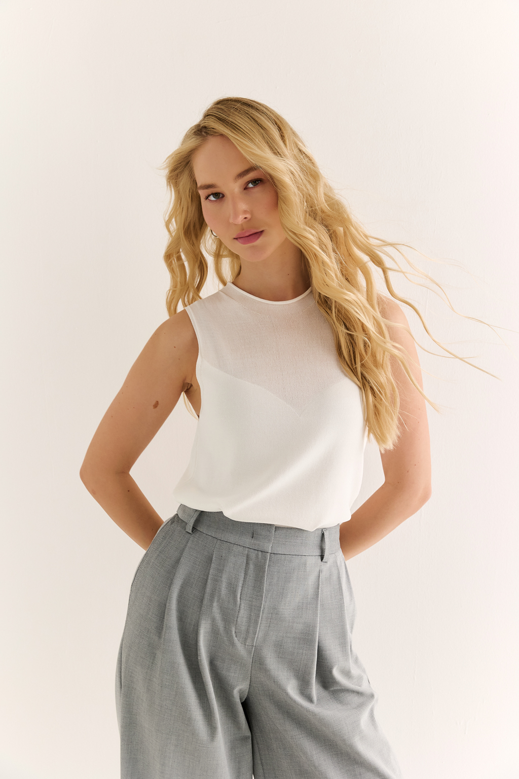 Брюки-бананы: акцент на форму, свобода в движении

Брюки силуэта "банан" — это смелый силуэт для тех, кто ценит индивидуальность и комфорт. Объём в области бедер создаёт модную линию, а зауженные книзу штанины визуально вытягивают силуэт и добавляют лёгкости образу.

Посадка по талии подчёркнута комфортной притачной резинкой сзади и складками спереди, что обеспечивает идеальную посадку по фигуре и делают модель уместной как в повседневных, так и в более строгих комплектах.

Сочетаются с топами, жакетами, рубашками и объемными худи — идеальная база для капсулы в стиле smart casual.

Модный акцент с комфортной посадкой — каждый день по-новому.