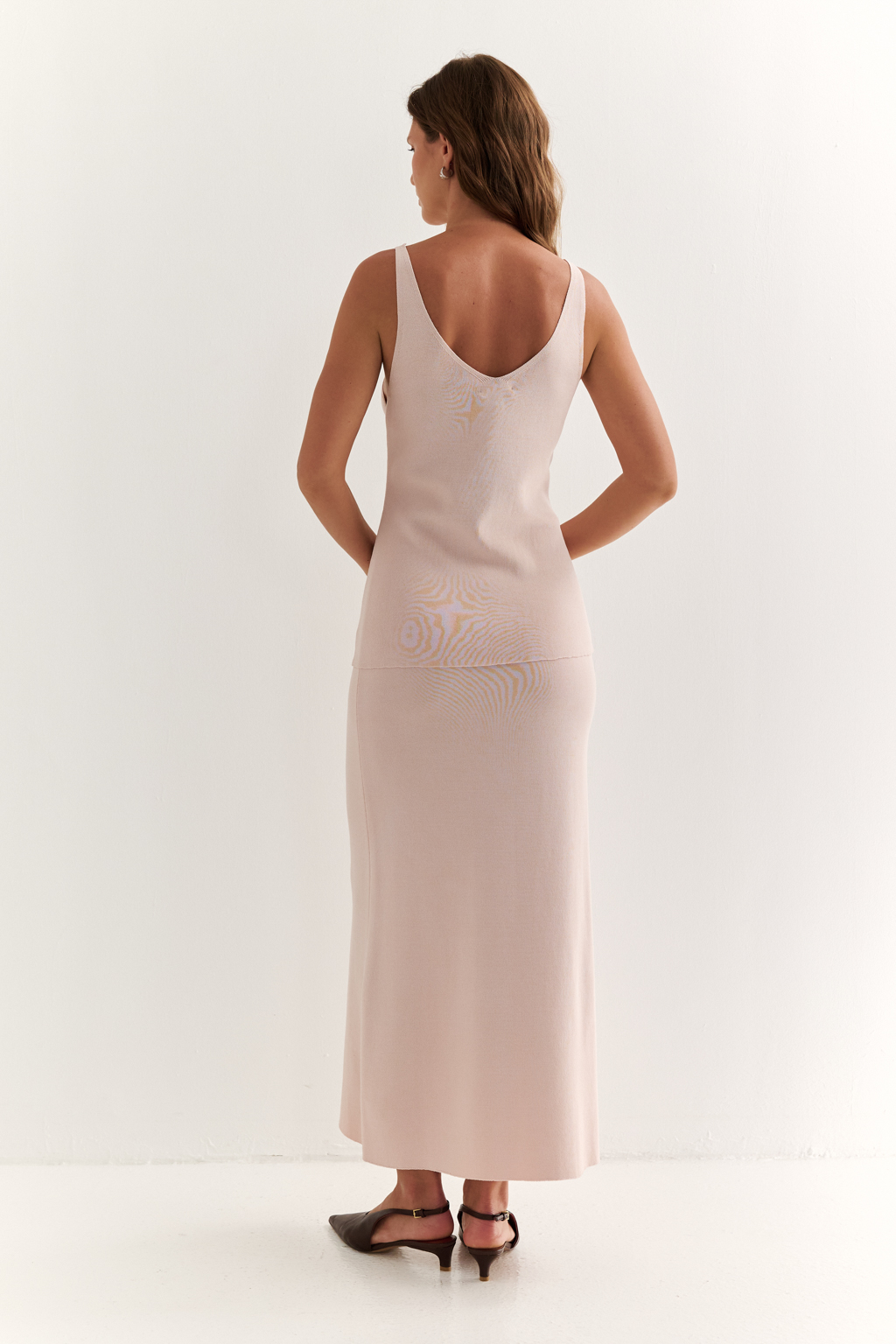 Топ с V-образным вырезом горловины.