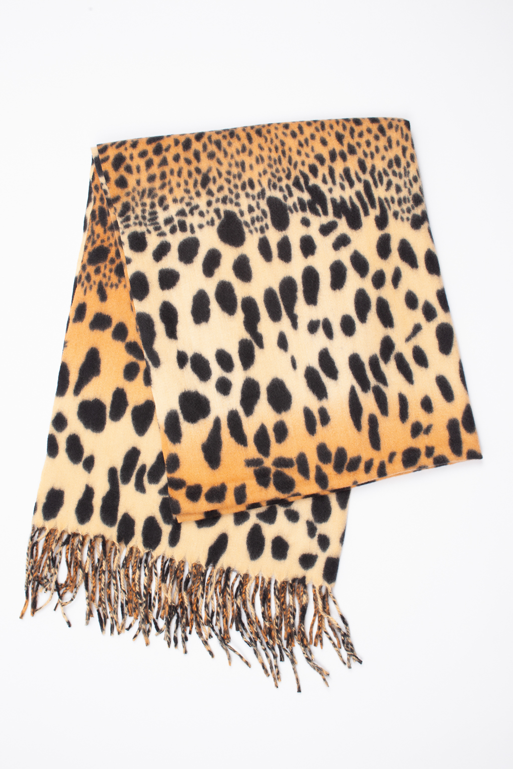 Шарф с анималистичным принтом изготовлен из практичной и приятной на ощупь 100 % вискозы. Изделие согреет в прохладную погоду, защитит от ветра голову и шею, с легкостью адаптируясь к различным комплектам для межсезонья.