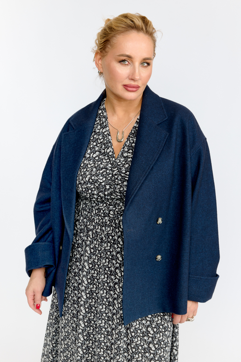 Куртка жакет двубортный с английским воротником свободного оверсайз кроя со спущенным рукавом. Длина до бедра.