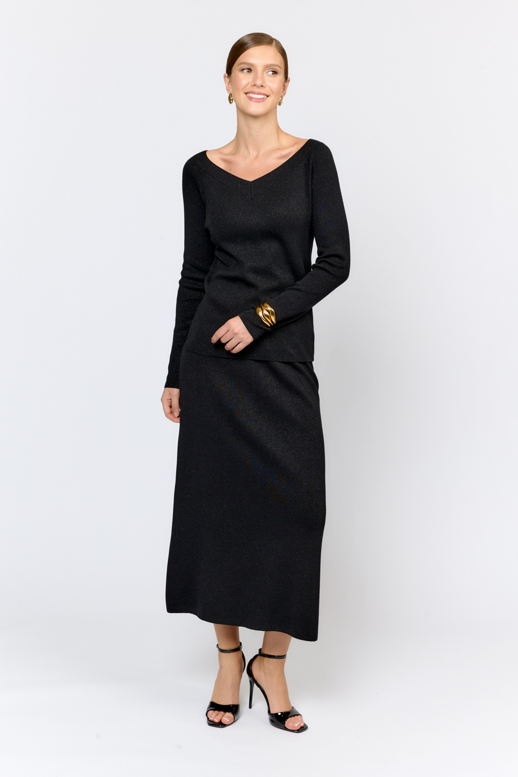 Джемпер прилегающего силуэта с V-образной горловиной, рукавом реглан. Элегантный силуэт с длиной выше бёдер и изящным вырезом подчёркивает женственность и создает безупречный образ.  Прилегающий крой и простота линий позволяют носить джемпер в качестве первого слоя под жакеты и жилеты.  Джемпер держит форму, не теряет свих качеств после чистки и обеспечивает максимальный комфорт в носке.