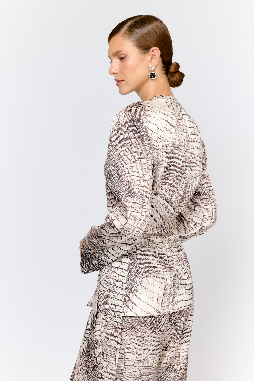 Лаконичные серьги из коллекции из металла серебряного и черного цвета объединяют геометрические формы и фантазийную фактуру. Украшение прекрасно дополняет практически любой стиль одежды и комплектуется с другими аксессуарами. Фурнитура выполнена из гипоаллергенного сплава со стойким гальваническим покрытием. Длина серег составляет 3 см, вес - 9 граммов.