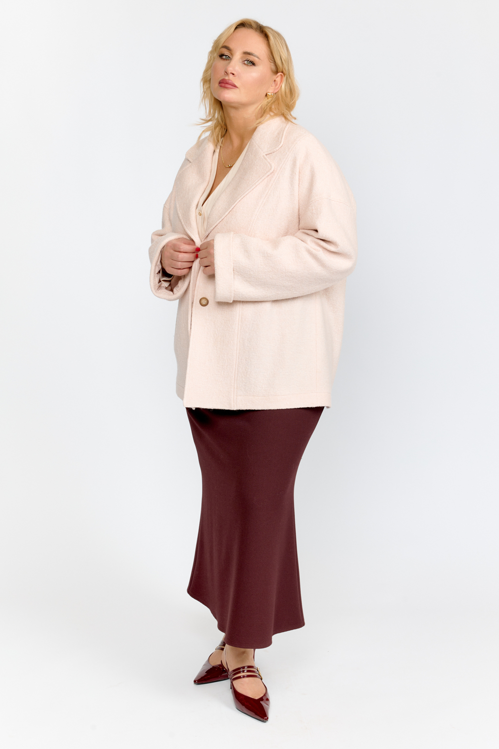 Полупальто с английским воротником свободного оверсайз кроя со спущенным рукавом и застежкой на 2 пуговицы. Длина до середины бедра. На спике вышивка "S".