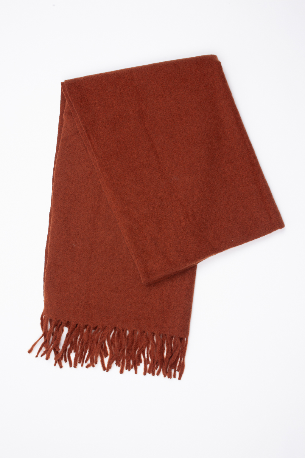 Однотонный лаконичный шарф изготовлен из практичной и приятной на ощупь 100 % вискозы. Изделие без принтов согреет в прохладную погоду, защитит от ветра голову и шею, с легкостью адаптируясь к различным комплектам для межсезонья.