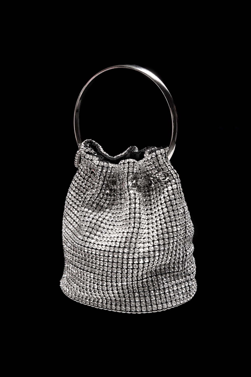 Сумка женская через плечо кросс боди выполнена из текстурной ткани и расшита сеточкой из блестящих камней-страз. Обладает высоким качеством фиксирования страз. Сумка в форме мешочка выделит Вас из толпы и притянет взгляды окружающих. Это идеальный аксессуар для создания изысканного образа. Элегантный дизайн сумки дополняет высококачественная фурнитура из прочных, долговечных материалов. Для удобства есть длинная, плечевая цепочка. Размеры сумки 16*17*11,5 см