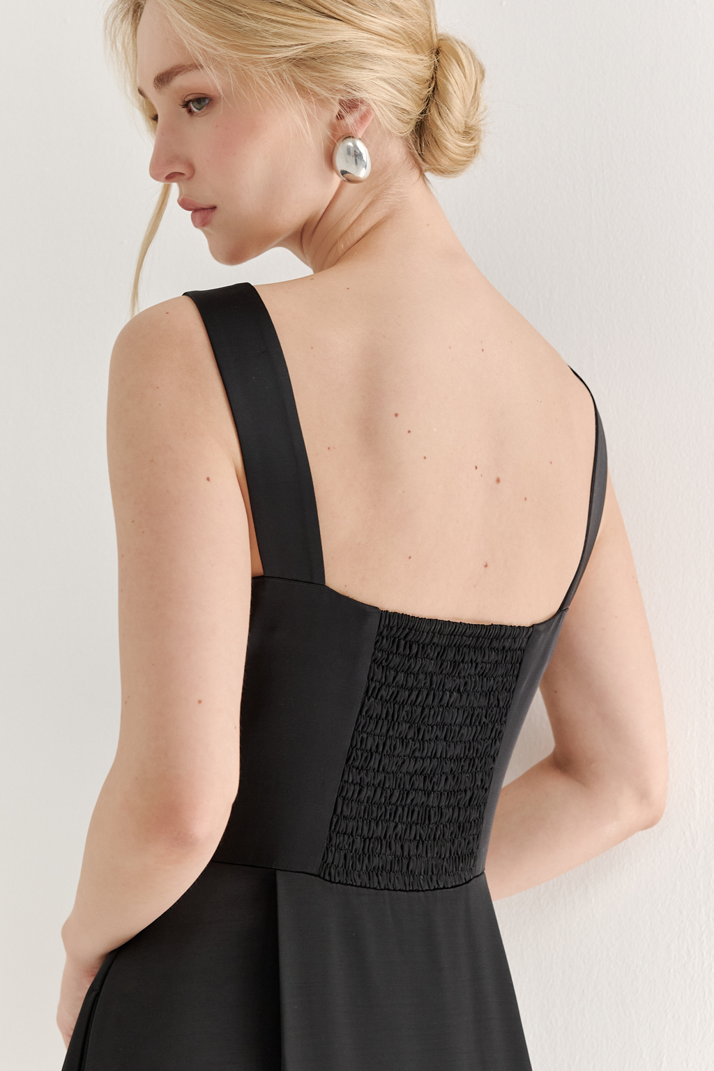 Базовые серьги выполнены из гипоаллергенного металла и имеют зеркальную поверхность и замок-гвоздик. Стильно дополнят любой образ. Фурнитура серебро.