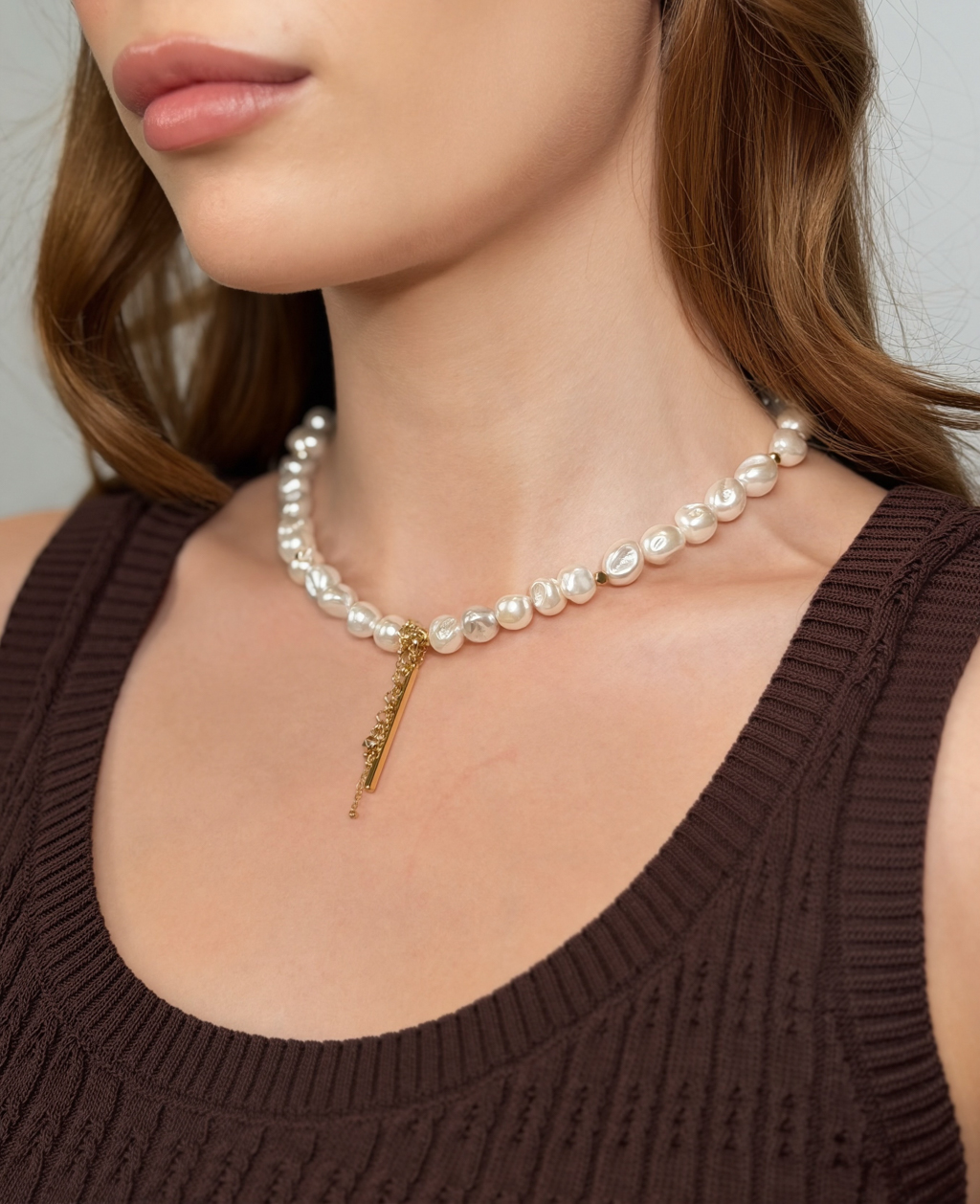 Лаконичное базовое колье из высококачественной белой майорки идеально дополнит образ. Фурнитура выполнена из гипоаллергенного сплава со стойким гальваническим покрытием.