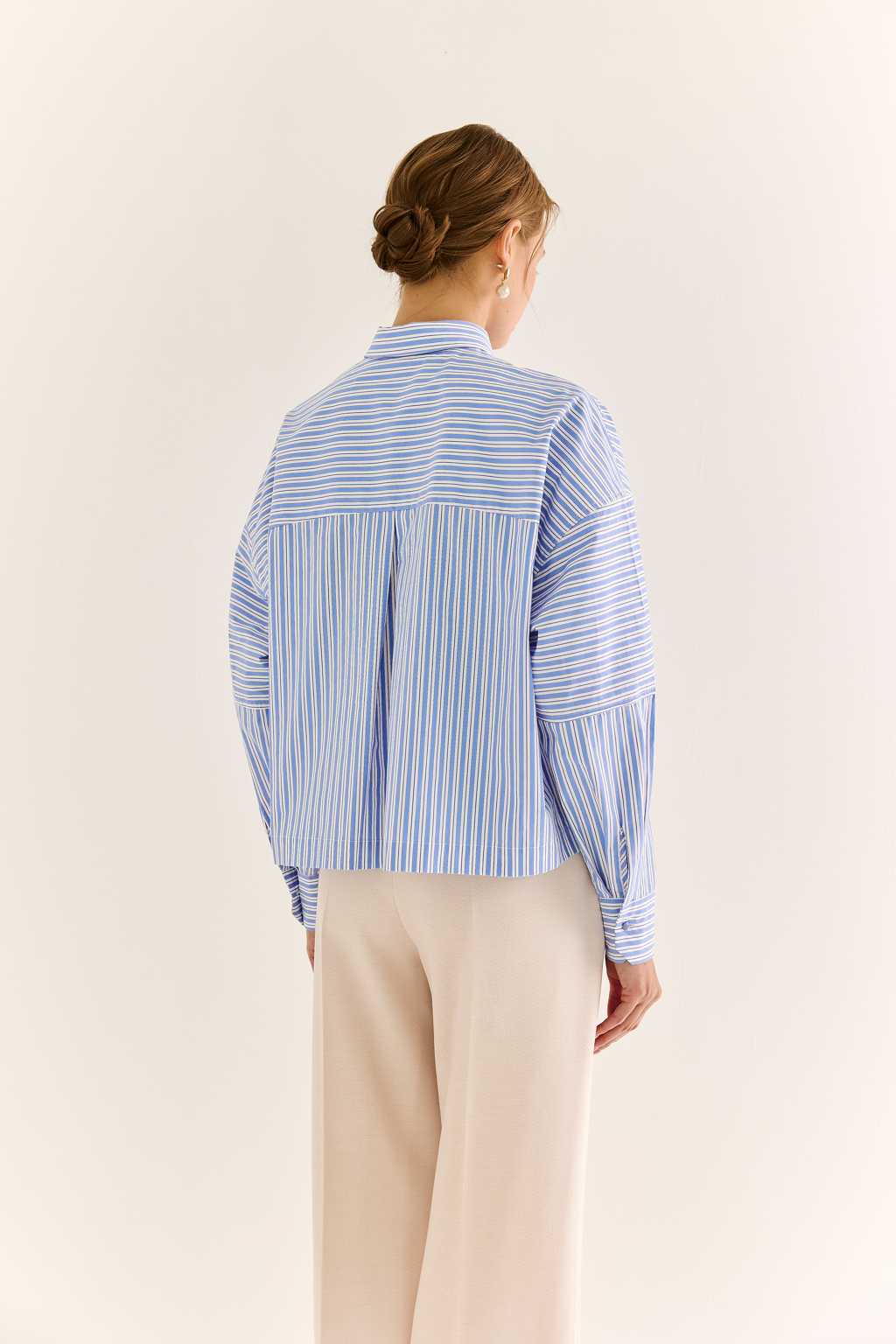 Oversize-рубашка: свобода в форме, точность в деталях
Эта укороченная oversize-рубашка — воплощение современного кроя и функционального стиля. Объёмные рукава с манжетами, акцентная застежка и выразительная спинка с декоративными элементами придают образу архитектурность и остроту. Маленький воротник и прямой крой делают модель универсальной — от smart casual до модного street style.
Носите как самостоятельную вещь или как верхний слой поверх топа и платья. Особенно эффектно сочетается с брюками-карго, юбкой на высокой талии или джинсами.
Для тех, кто выбирает стиль с воздухом