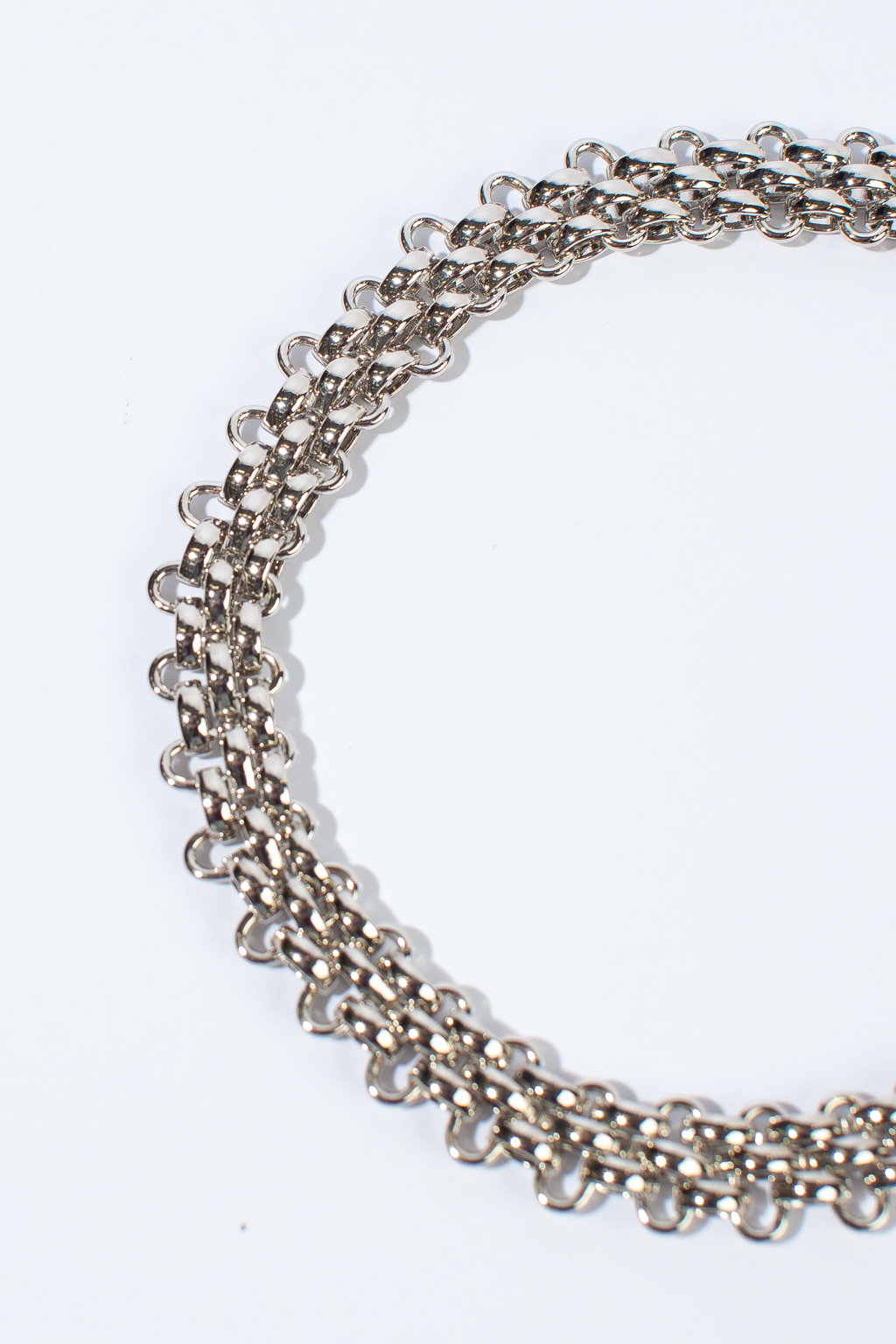 Стильное колье на шею выполнено из гипоаллергеннего медицинского бижутерного сплава высокого качества, что делает его подходящим даже для чувствительной кожи. Длина изделия 35 см + регулировочная цепочка 7 см.