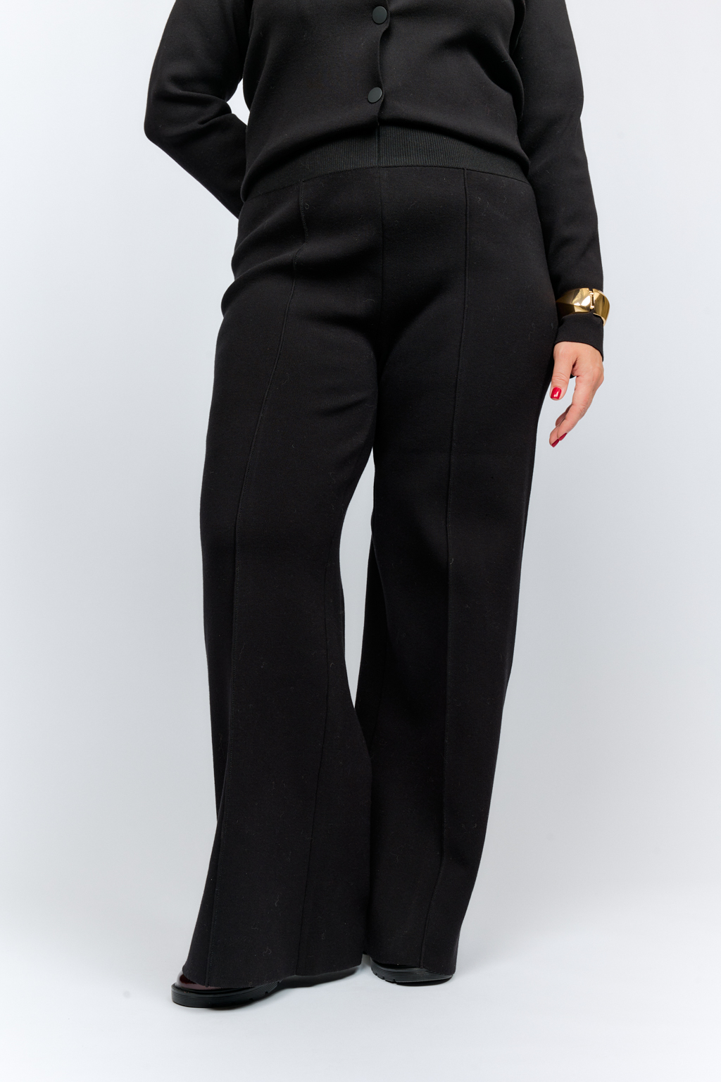 Брюки на резинке с отстроченными стрелками силуэта клеш.