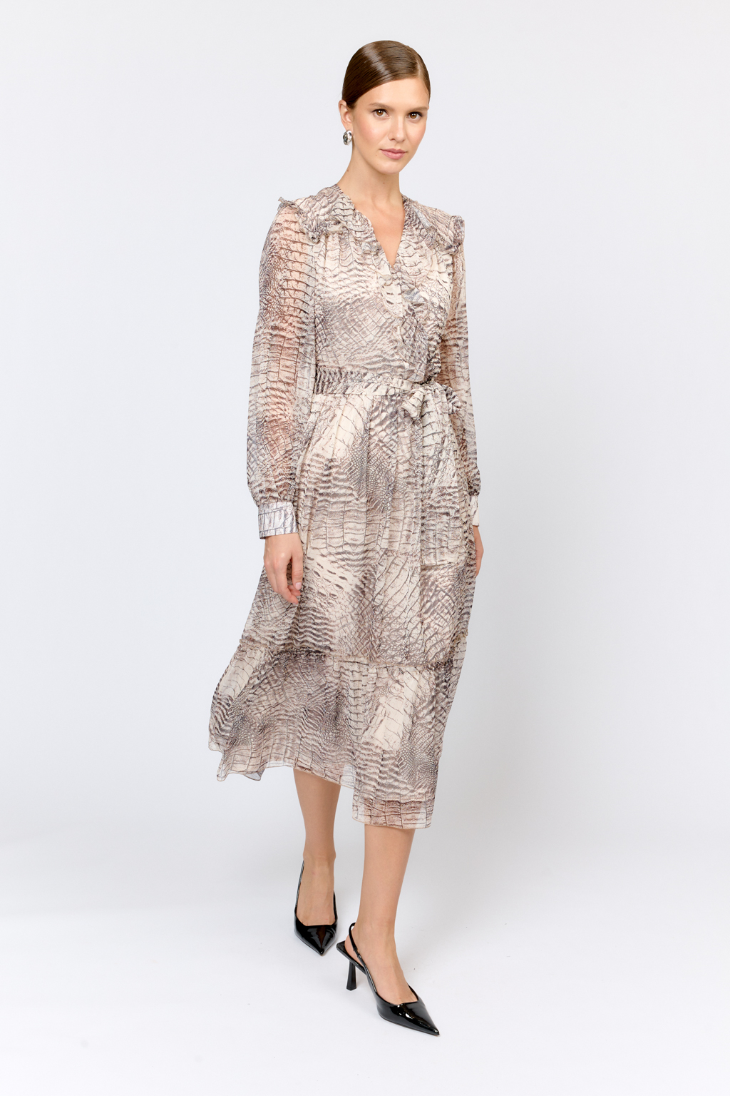 Платье женственного приталенного силуэта с воланами по вырезу горловины, по краю кокетки отделка рюшем, рукав длинный на манжетах. По низу платье декорировано широким рюшем. Выполнено из легкой полупрозрачной ткани с крэшированностью. Крэш-шифон - легкий, полупрозрачный, дышащий материал.  Преимущества ткани: лёгкость и воздушность, создающая эффект невесомости. Ткань сохраняет насыщенность принта и форму даже при активной носке, е\не требует сложного ухода.