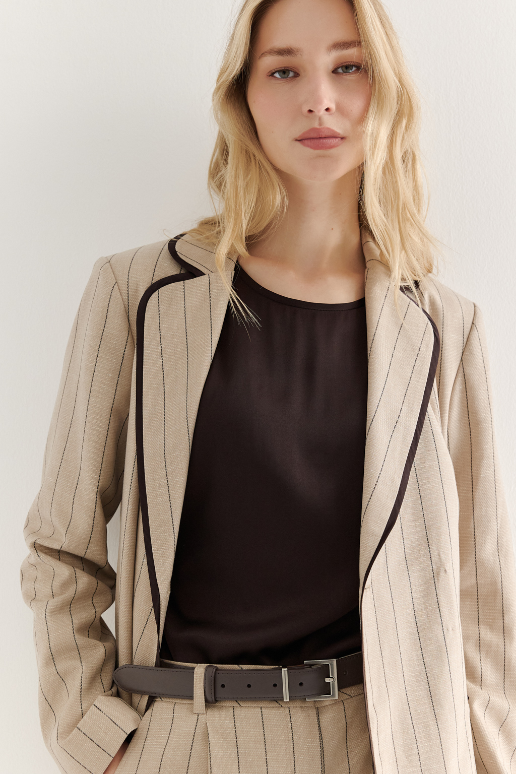 Ремень из натуральной кожи  с серебрянной пряжкой. Длина ремня 1,1 м, ширина 2,8 см.