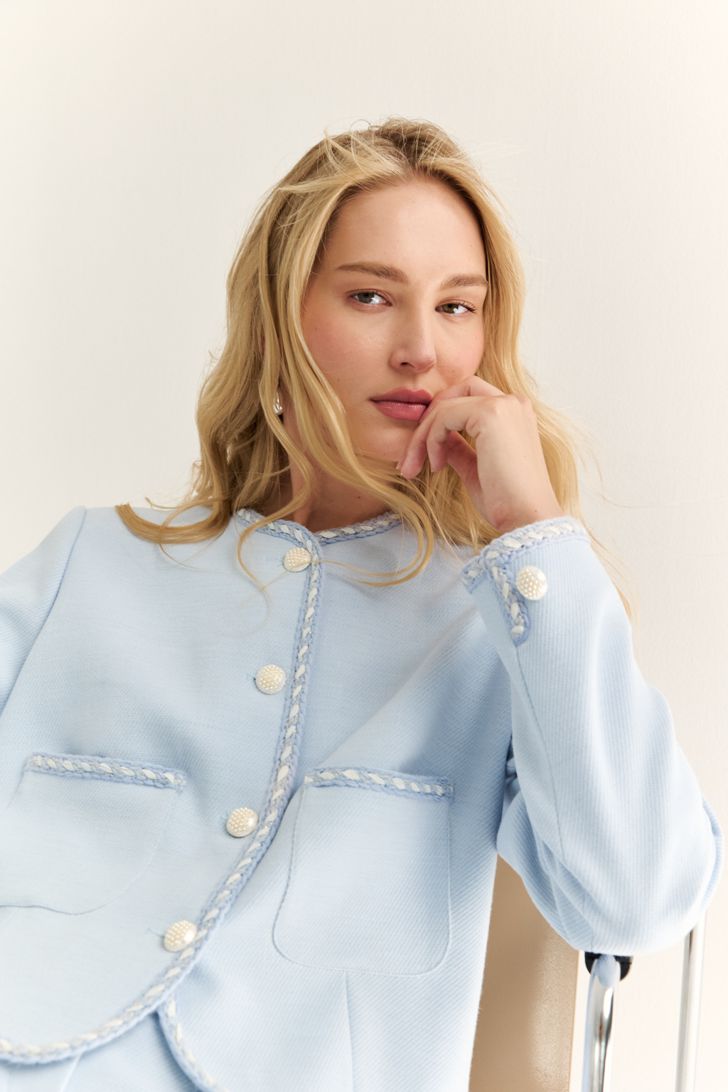 Жакет в стиле Chanel: вечная классика с характером. Икона женственности в новом прочтении — жакет в стиле Chanel с характерными элементами: округлым вырезом, выразительной декоративной тесьмой и крупными акцентными пуговицами. Прямой укороченный силуэт подчёркивает линию талии и делает модель идеальной как для офисного образа, так и для изысканного вечера. Накладные карманы добавляют практичности и шарма, а отделка по борту и рукавам формирует изящную рамку силуэта. Носите с юбкой, джинсами или брюками — он добавит статусности в любой комплект. Легендарный силуэт. Современное звучание.